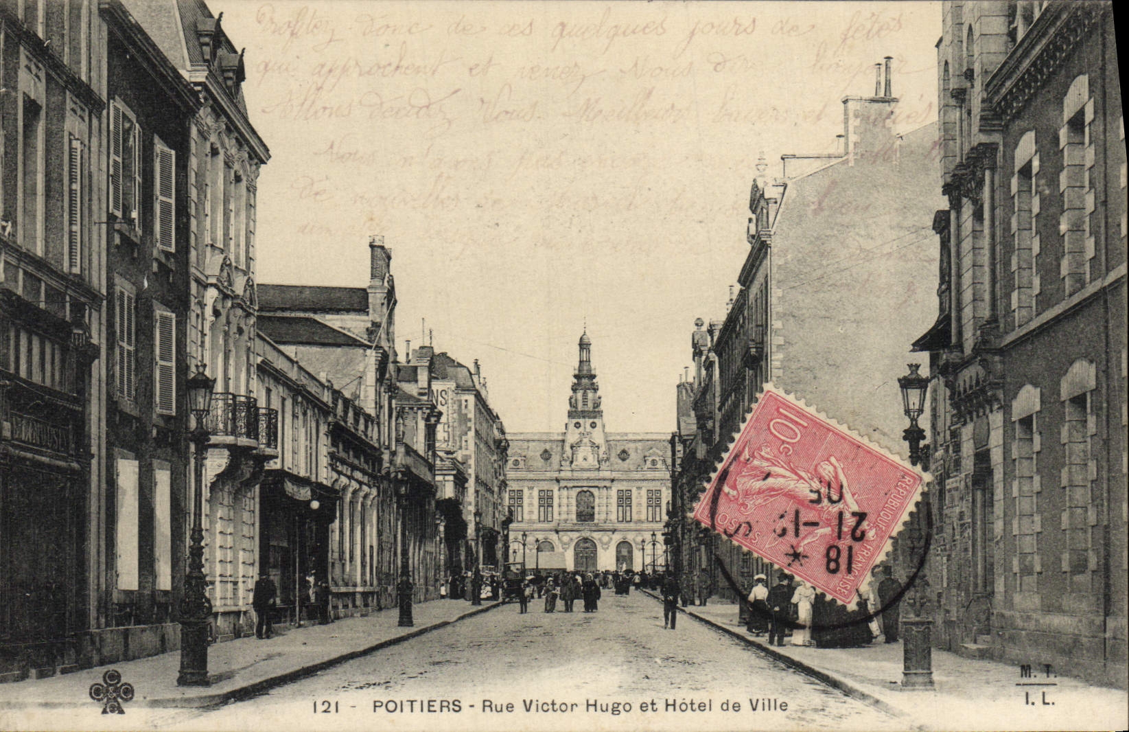 CPA Poitiers Rue Victor Hugo et Hotel de Ville 