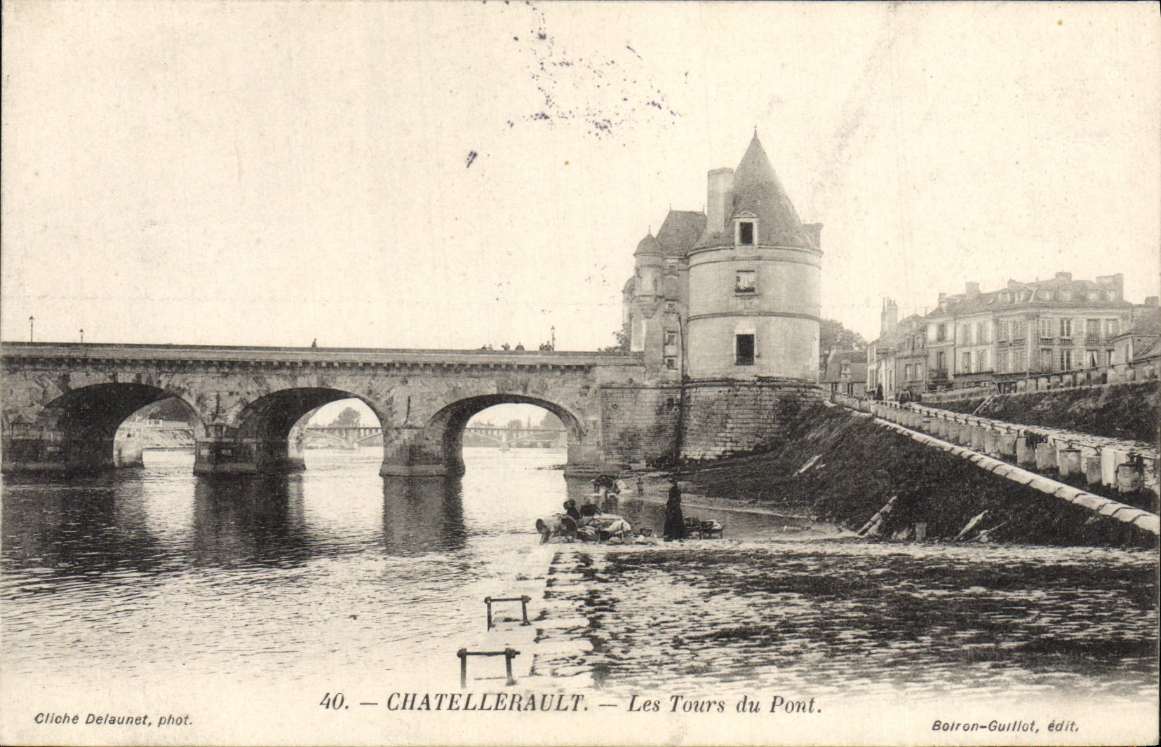 CPA Chatellerault Les Tours du Pont