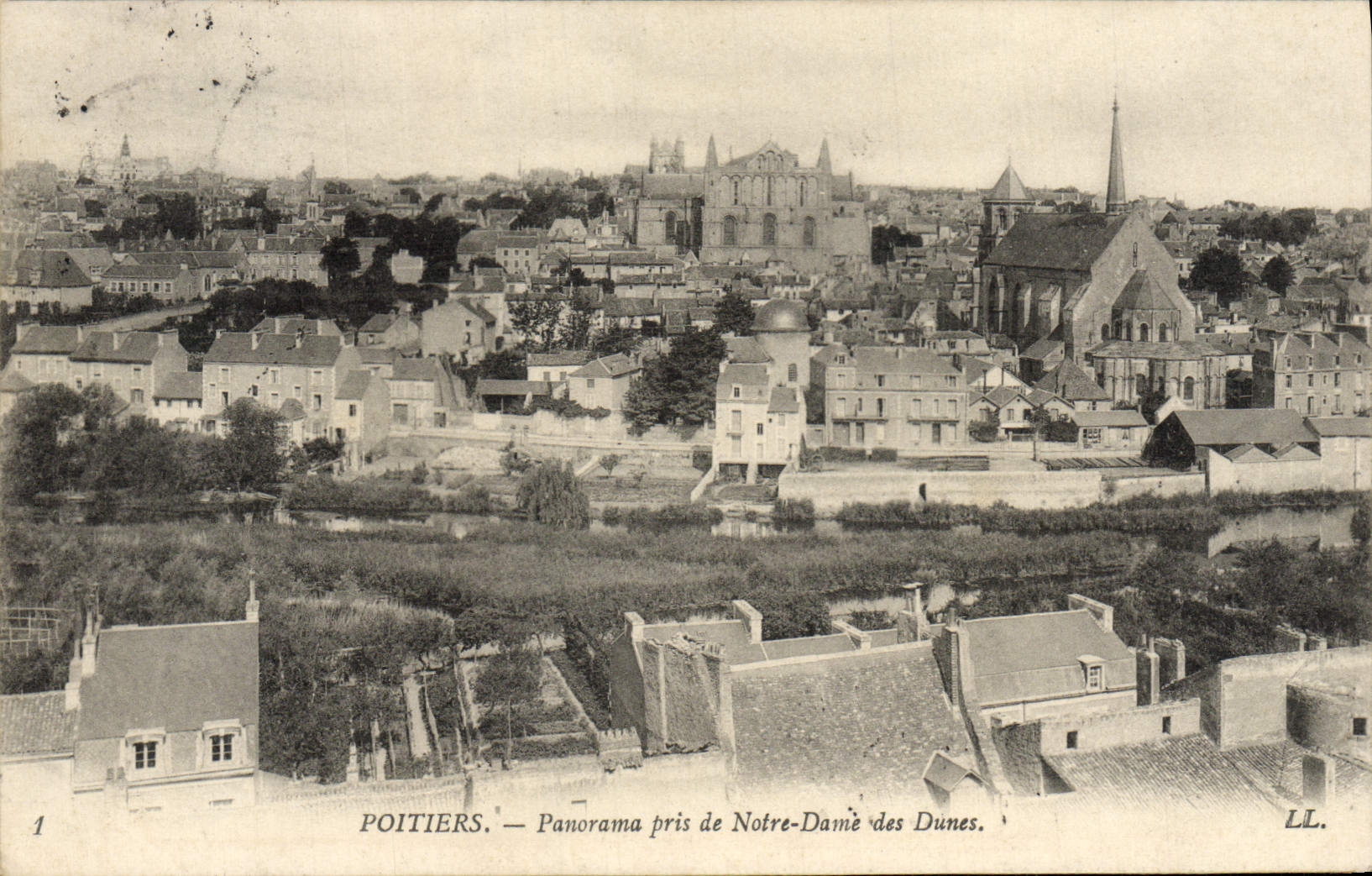 CPA Poitiers Panorama pris de Notre Dame des Dunes
