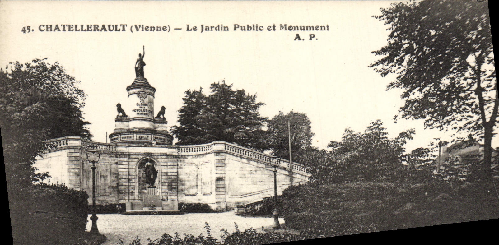 CPA Chatellerault Le Jardin Public et Monument