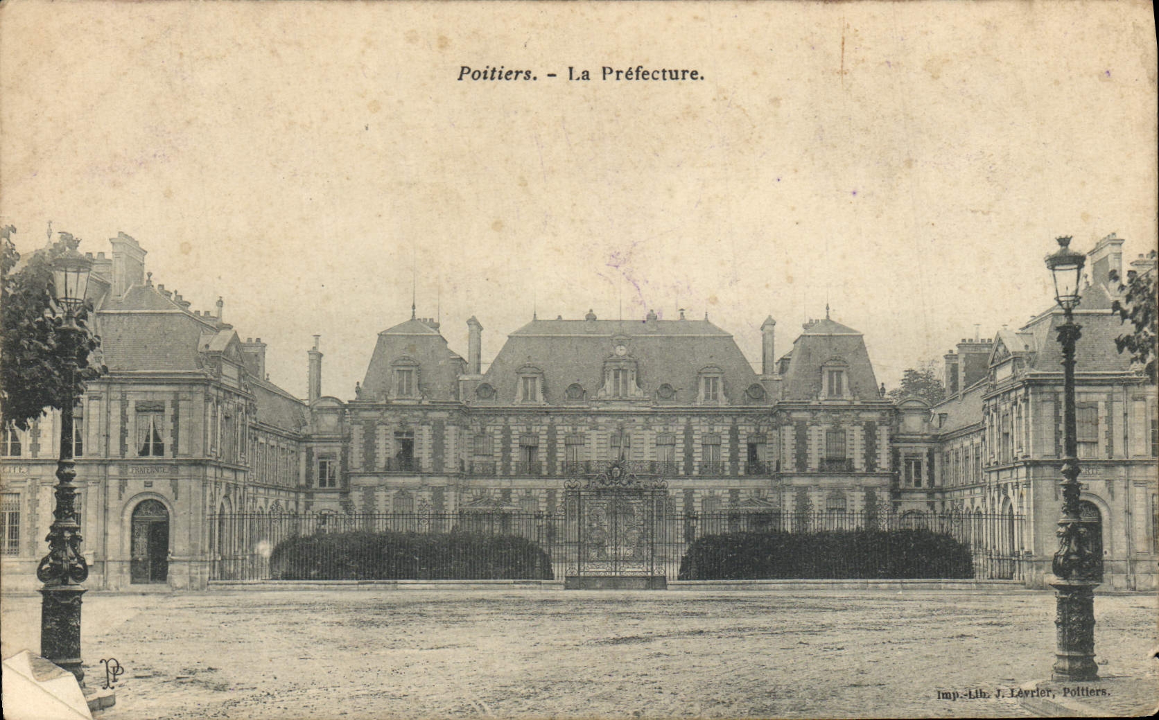 CPA Poitiers La Prefecture 