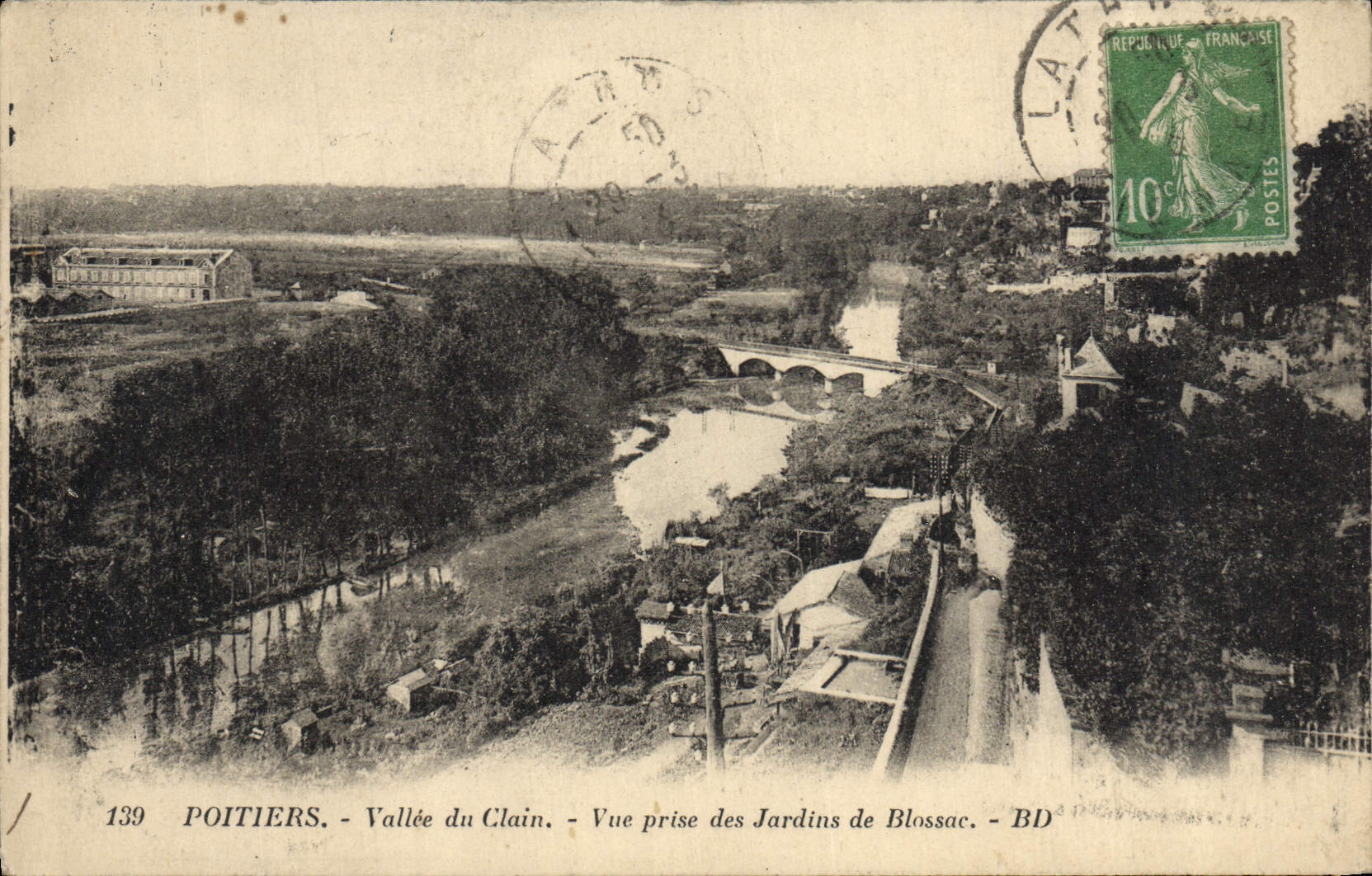 CPA Poitiers Vallee du Clain Vue prise des Jardins de Blossac
