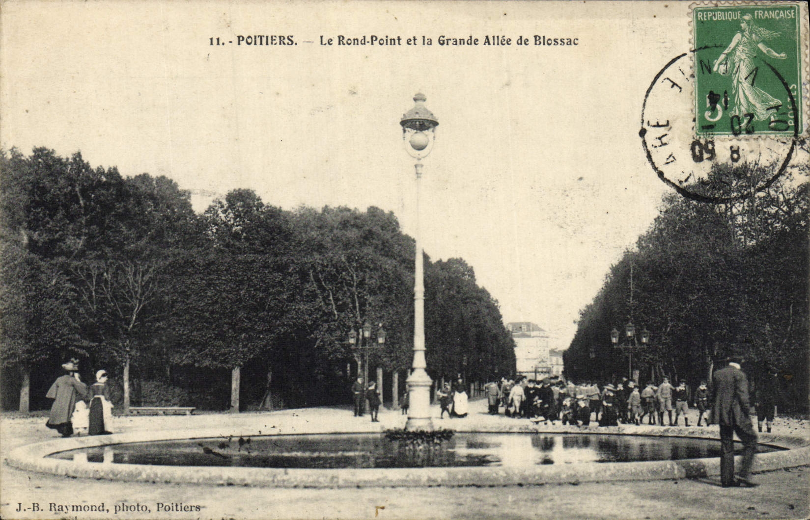 CPA Poitiers Le Rond Point et la Grande Allee de Blossac