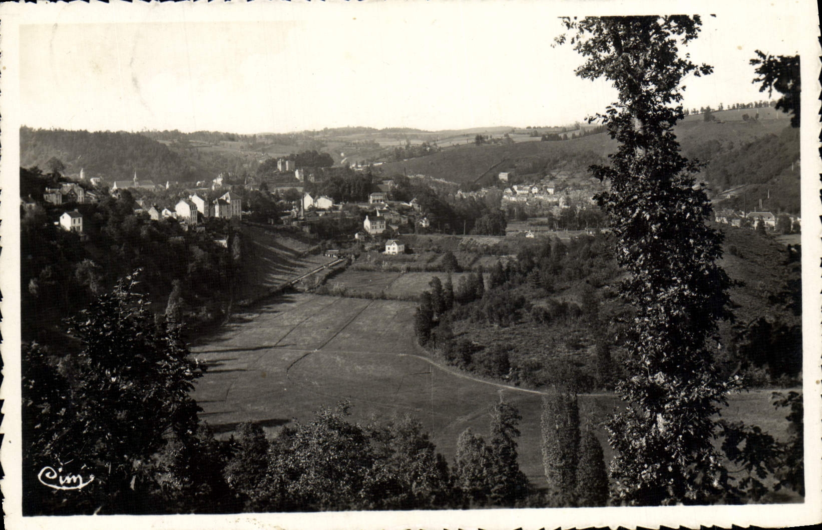 CPM Aubusson Vue Generale Un joli coin sur la Vallee