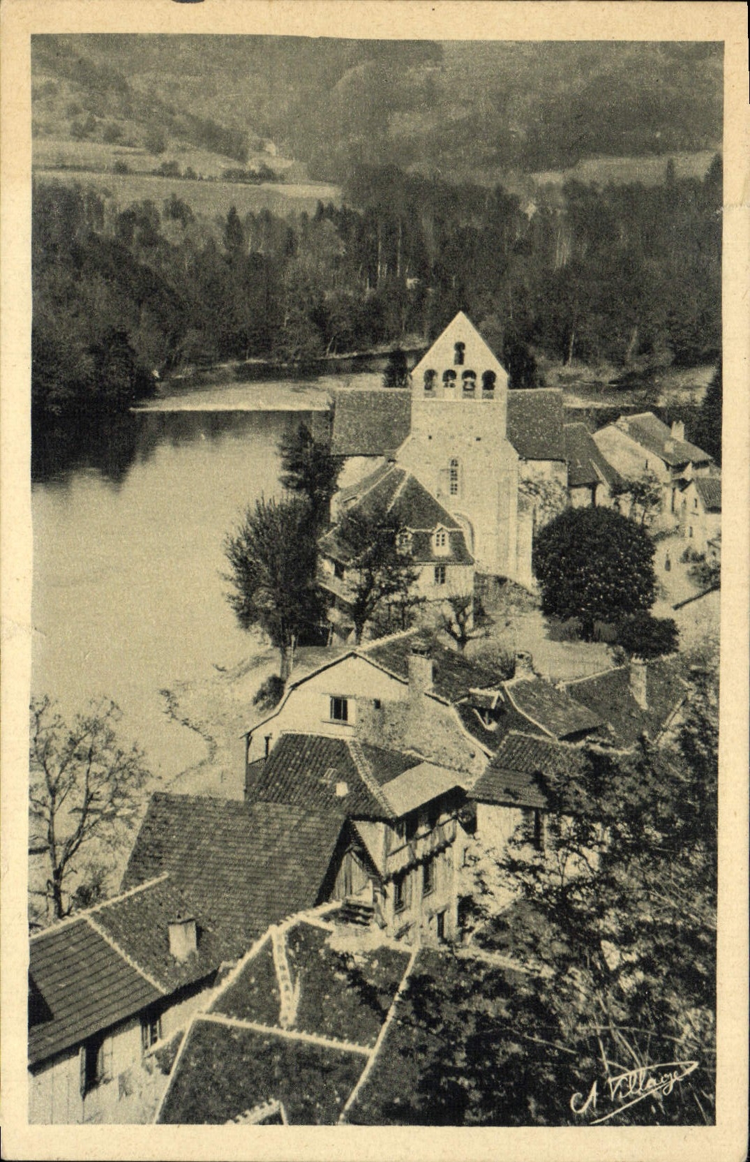 CPA Beaulieu sur Dordogne Vieux toits et vieille chapelle des Penitents
