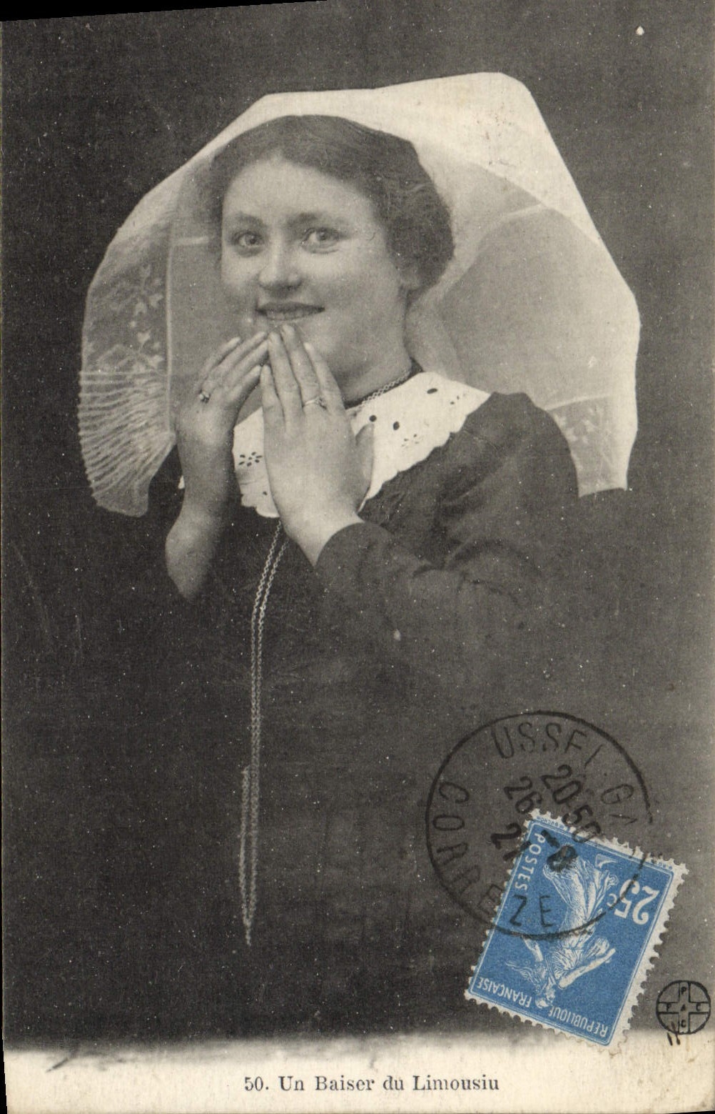 CPA Un Baiser du Limousin Folklore 