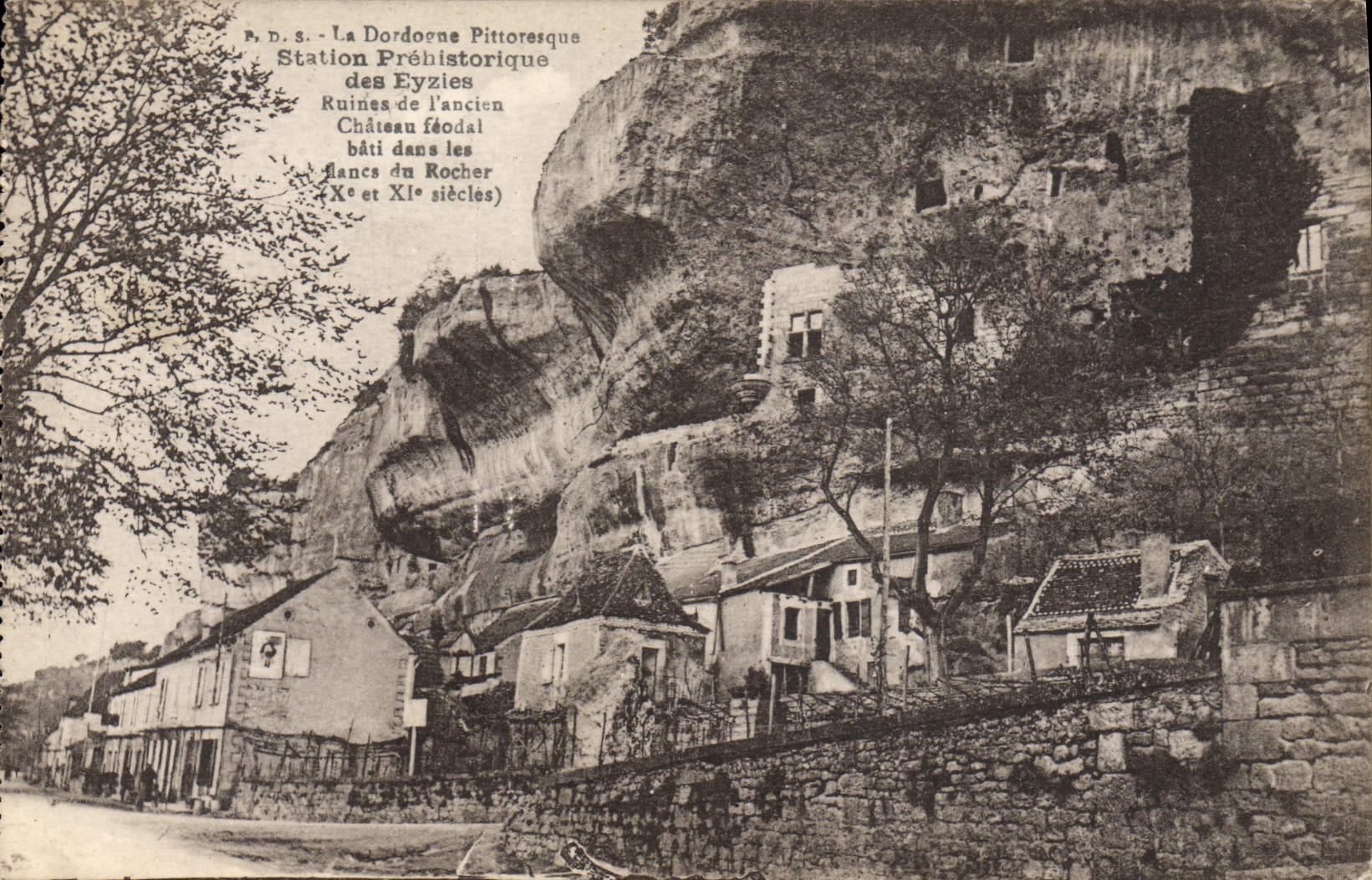 CPA Station Prehistorique des Eyzies Ruines de l'ancien chateau feodal 