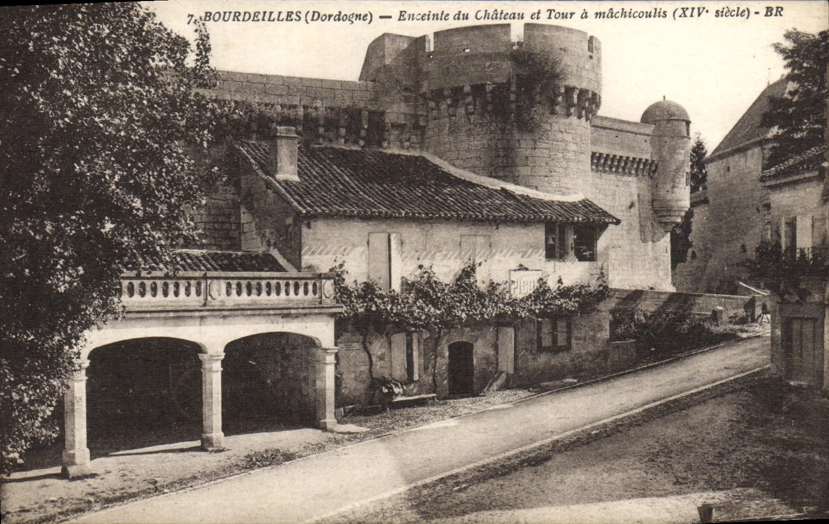 CPA Bourdeilles Enciente du Chateau et Tour a machicoulis 