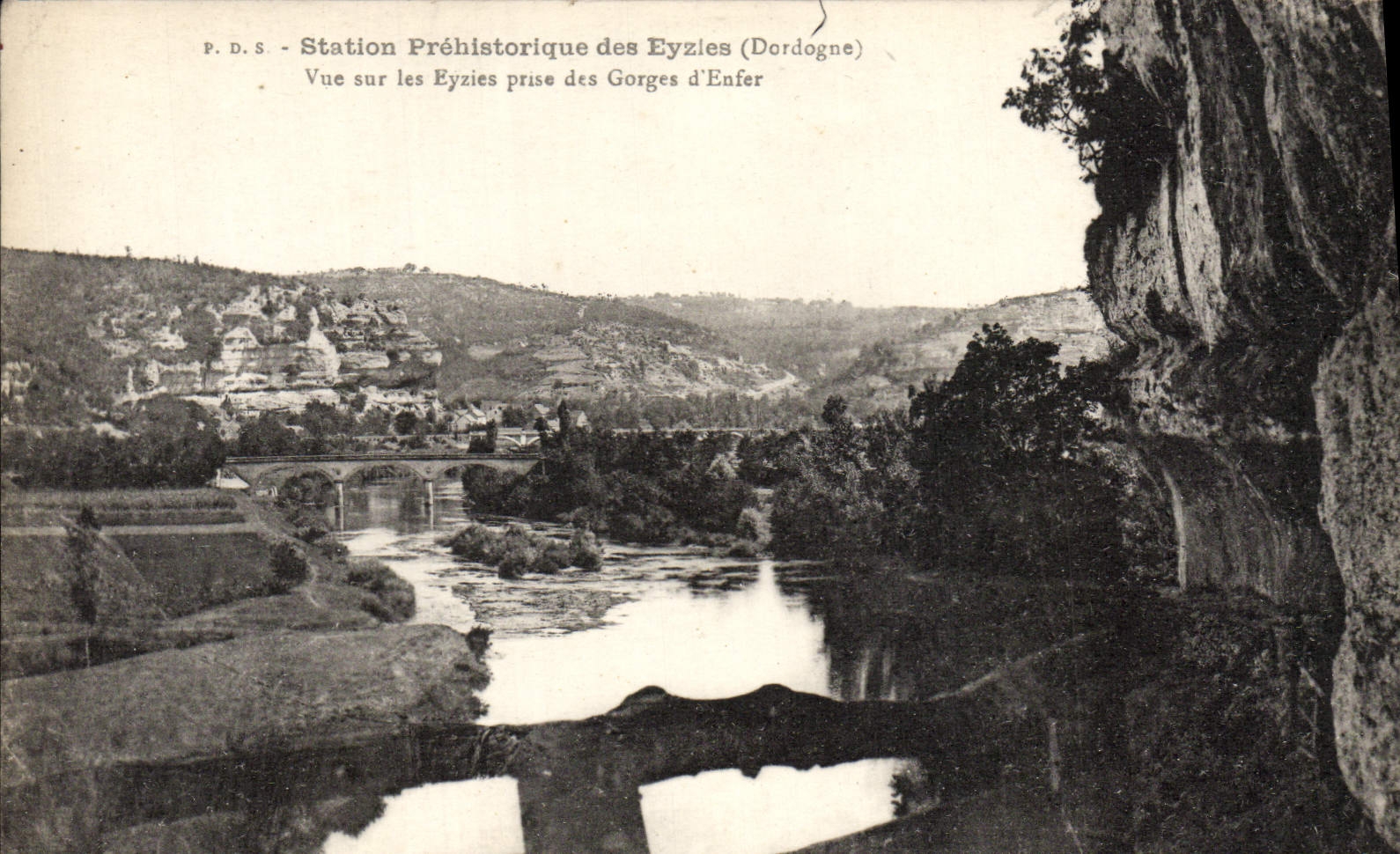 CPA Station Prehistorique des Eyzies Vue sur les Eyzies prise des gorges d'enfer