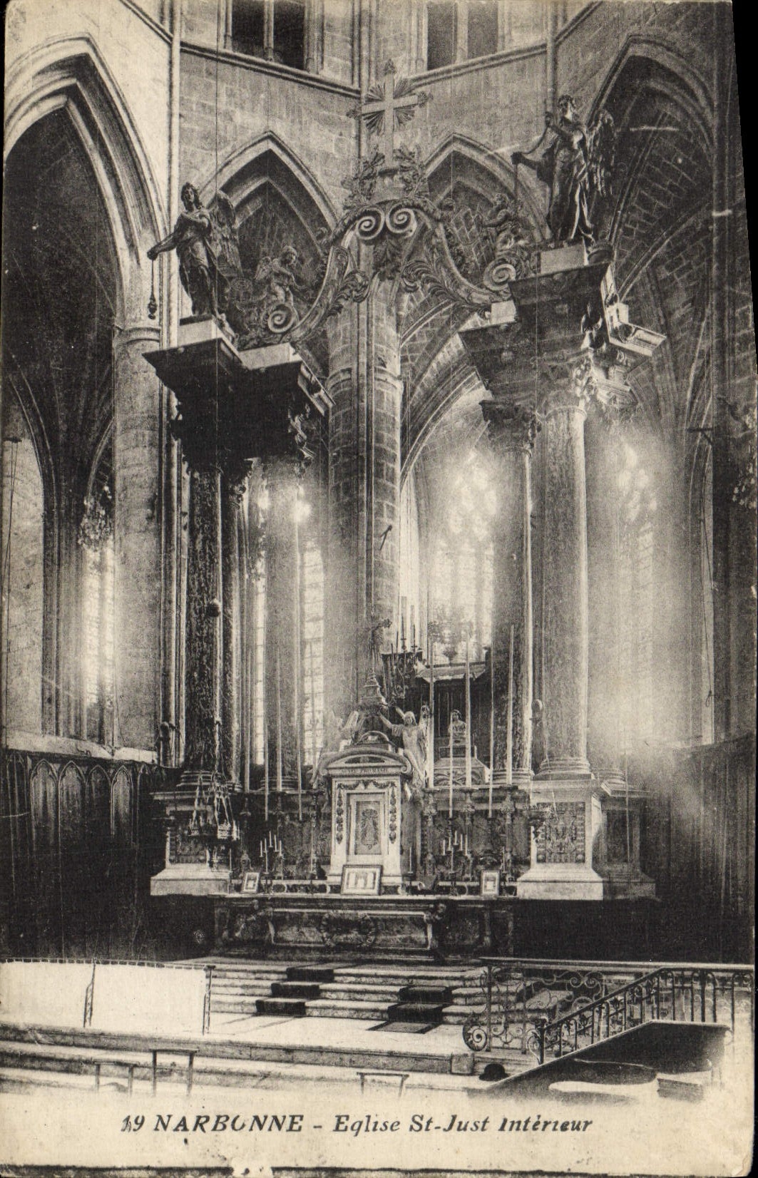 Interior del St de la iglesia de Narbonne de la POSTAL de la VENDIMIA apenas