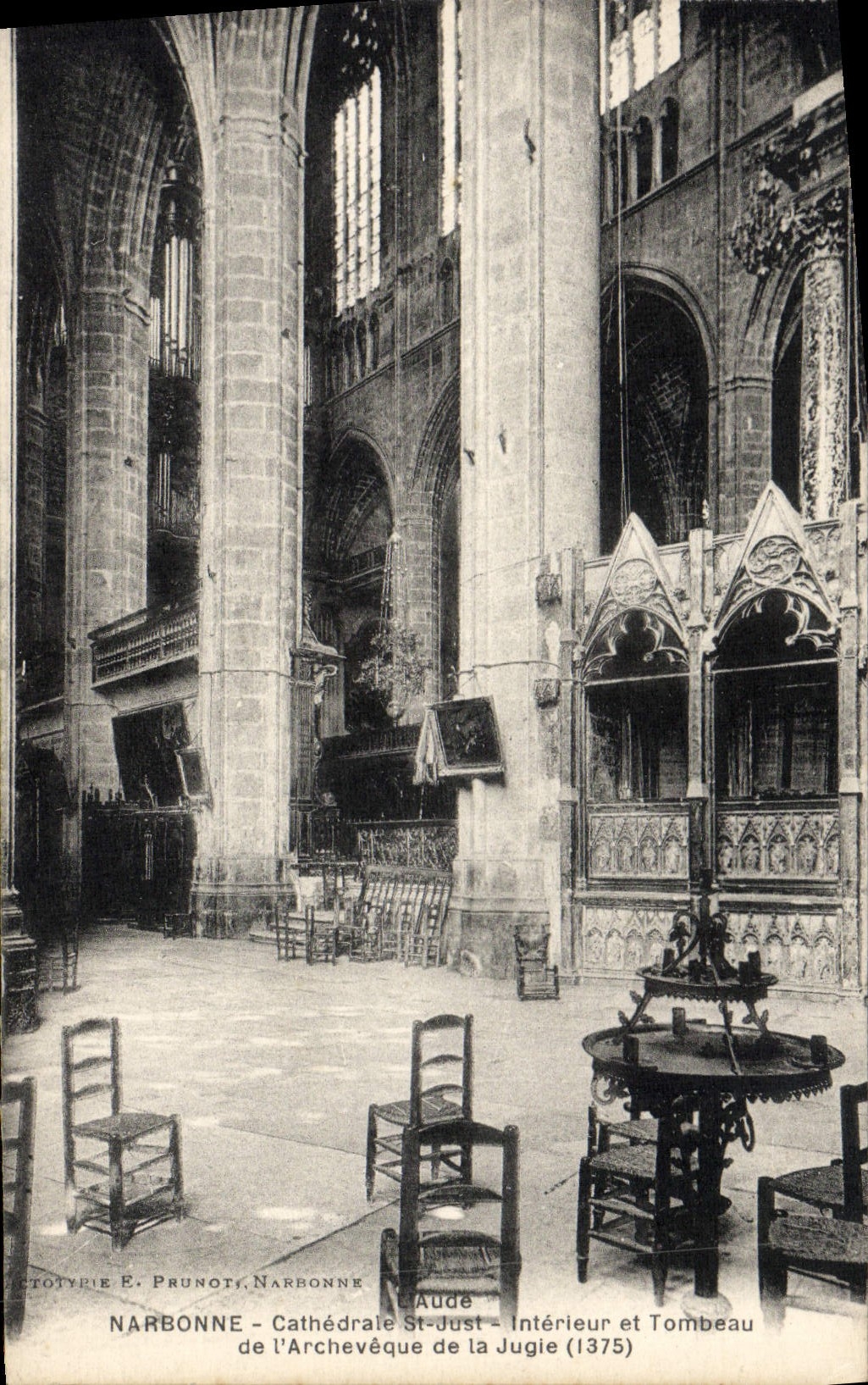 Interior del St de la catedral de Narbonne de la POSTAL de la VENDIMIA apenas y tumba del arzobispo de Jugie