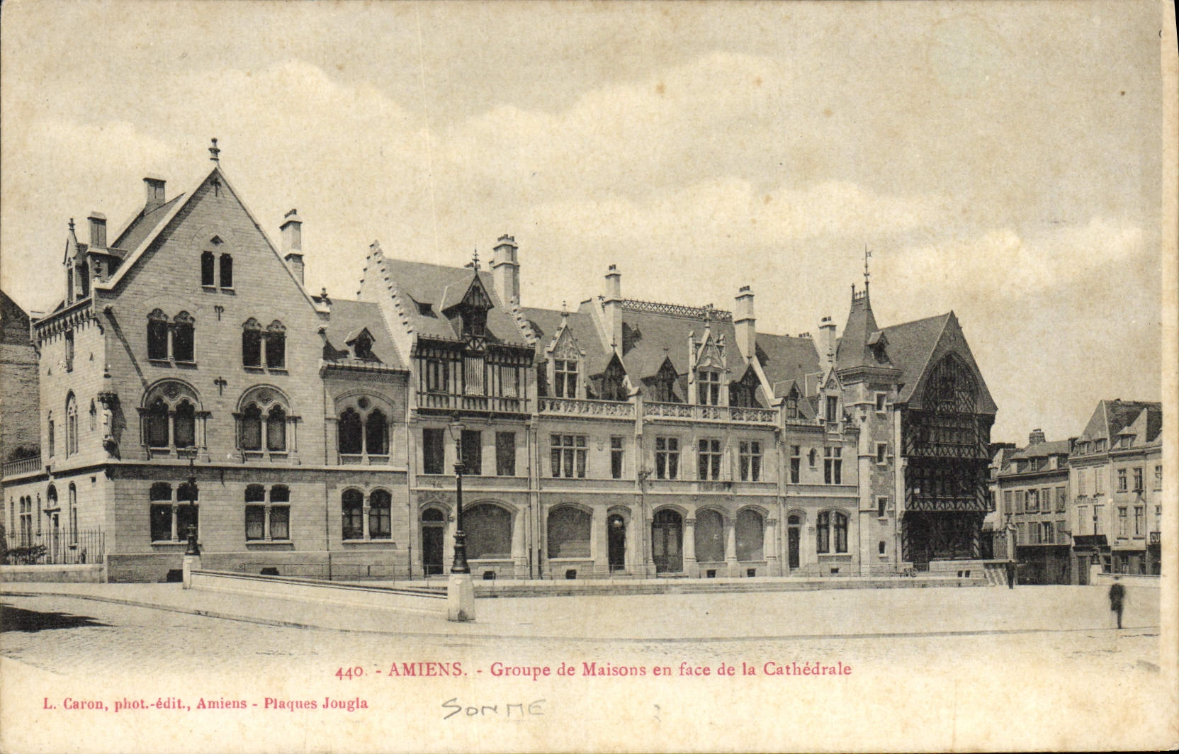 CPA Amiens Groupe de Maisons en face de la Cathedrale 