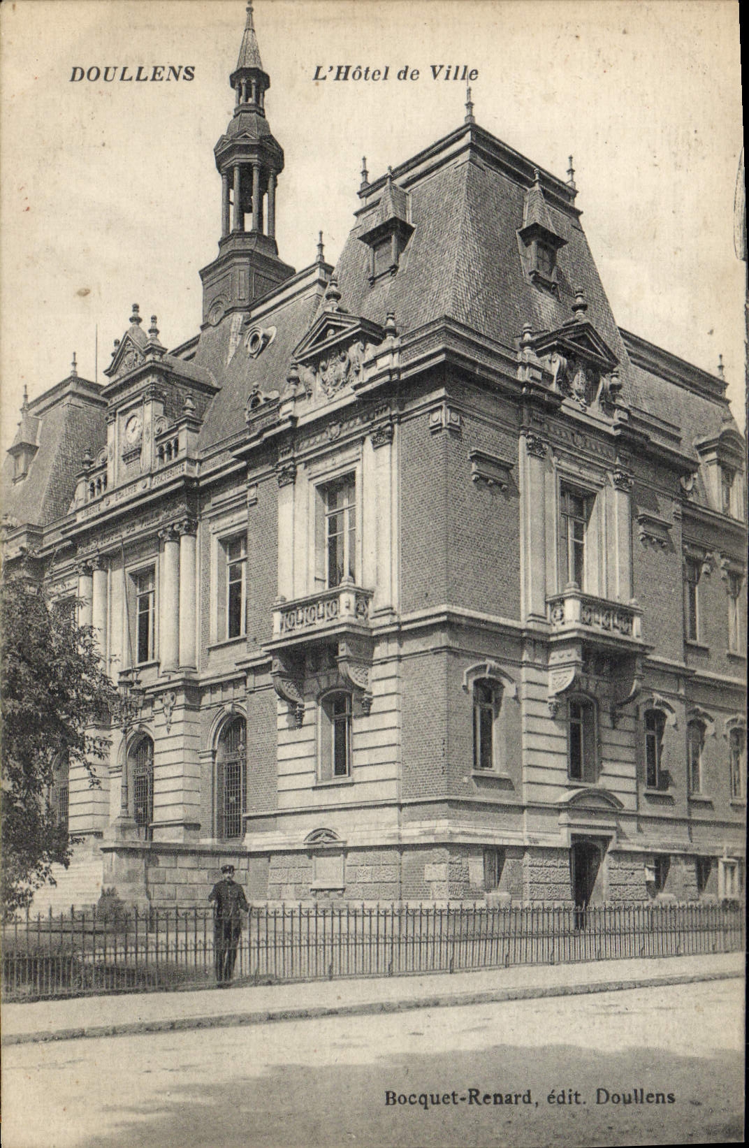 VINTAGE POSTCARD Doullens the Town hall