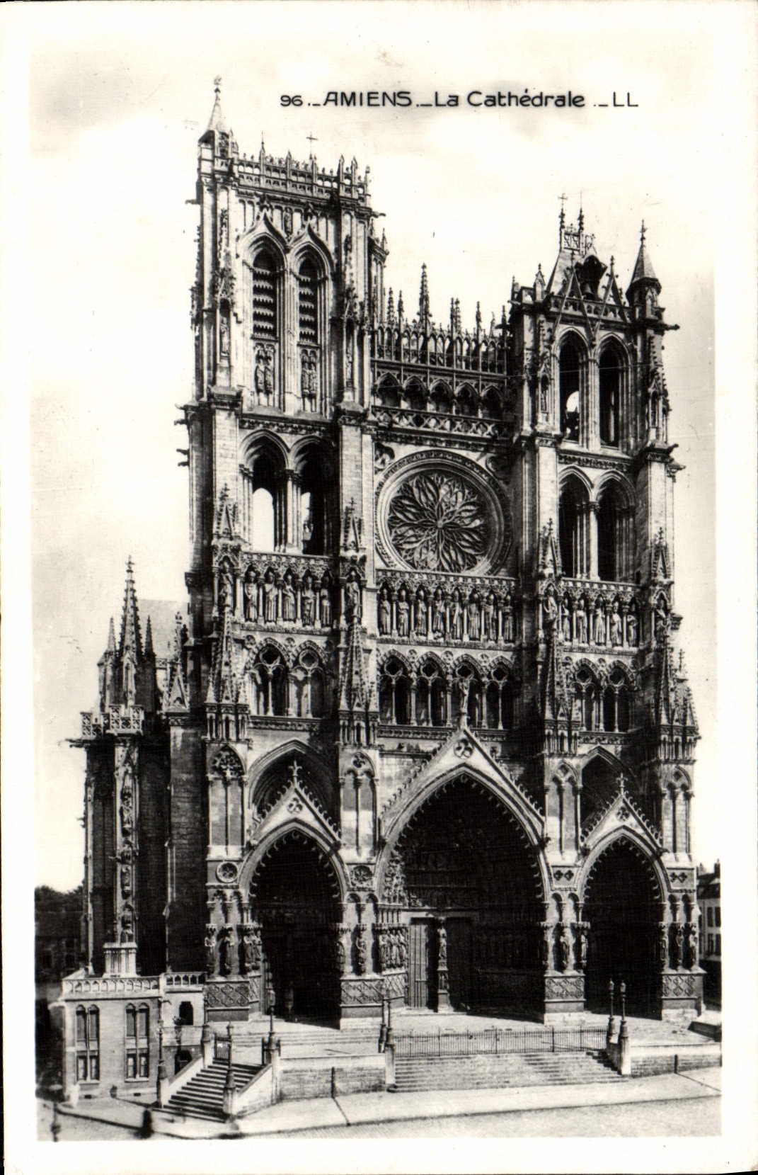 VINTAGE POSTCARD Amiens Cathedarle