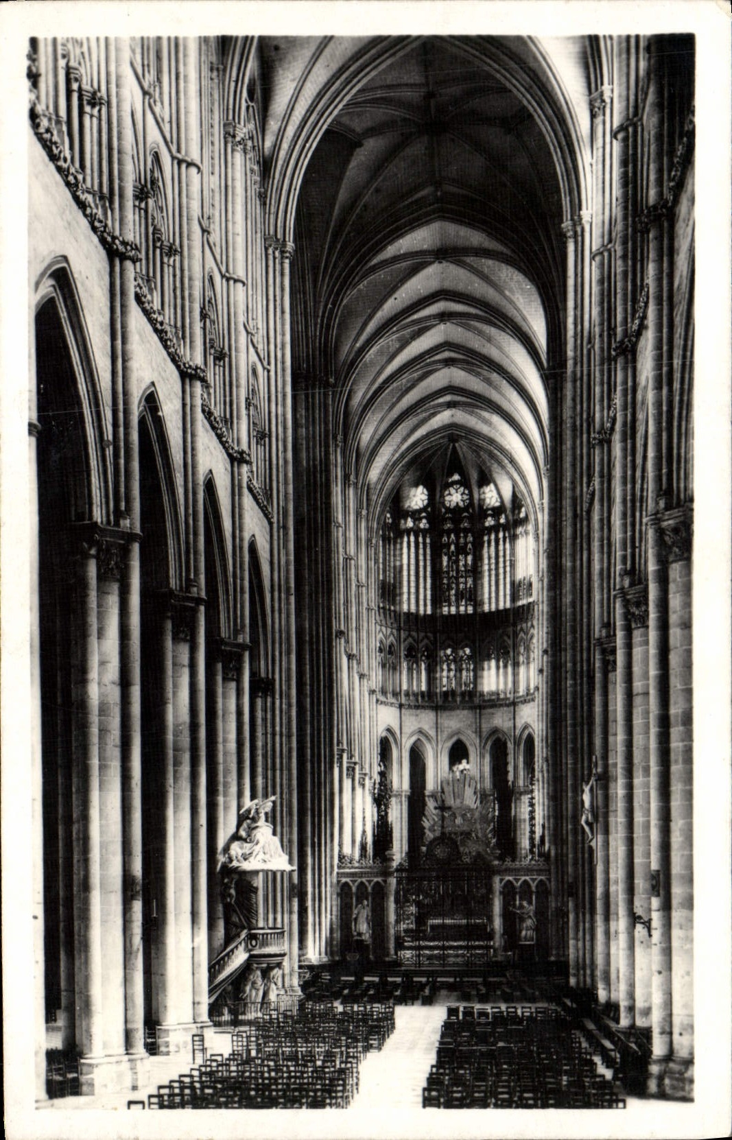 VINTAGE POSTCARD Amiens Cathedarle the Nave