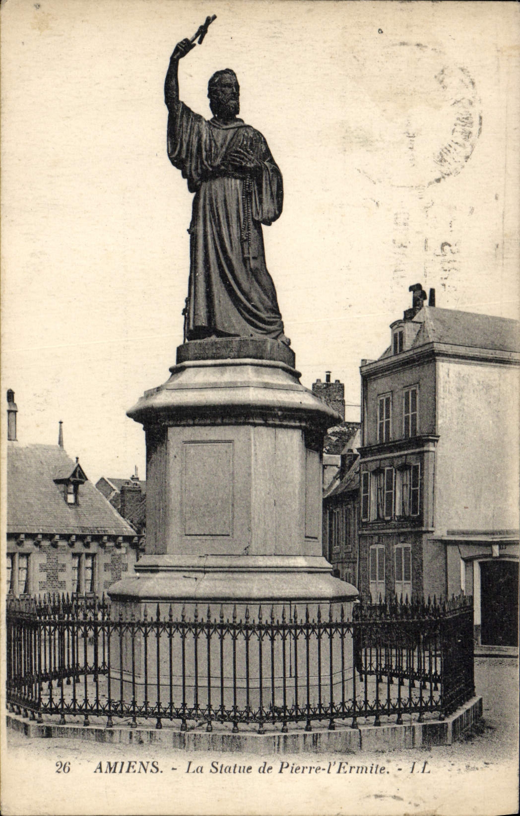 CPA Amiens La Statue de Pierre l'Ermite 