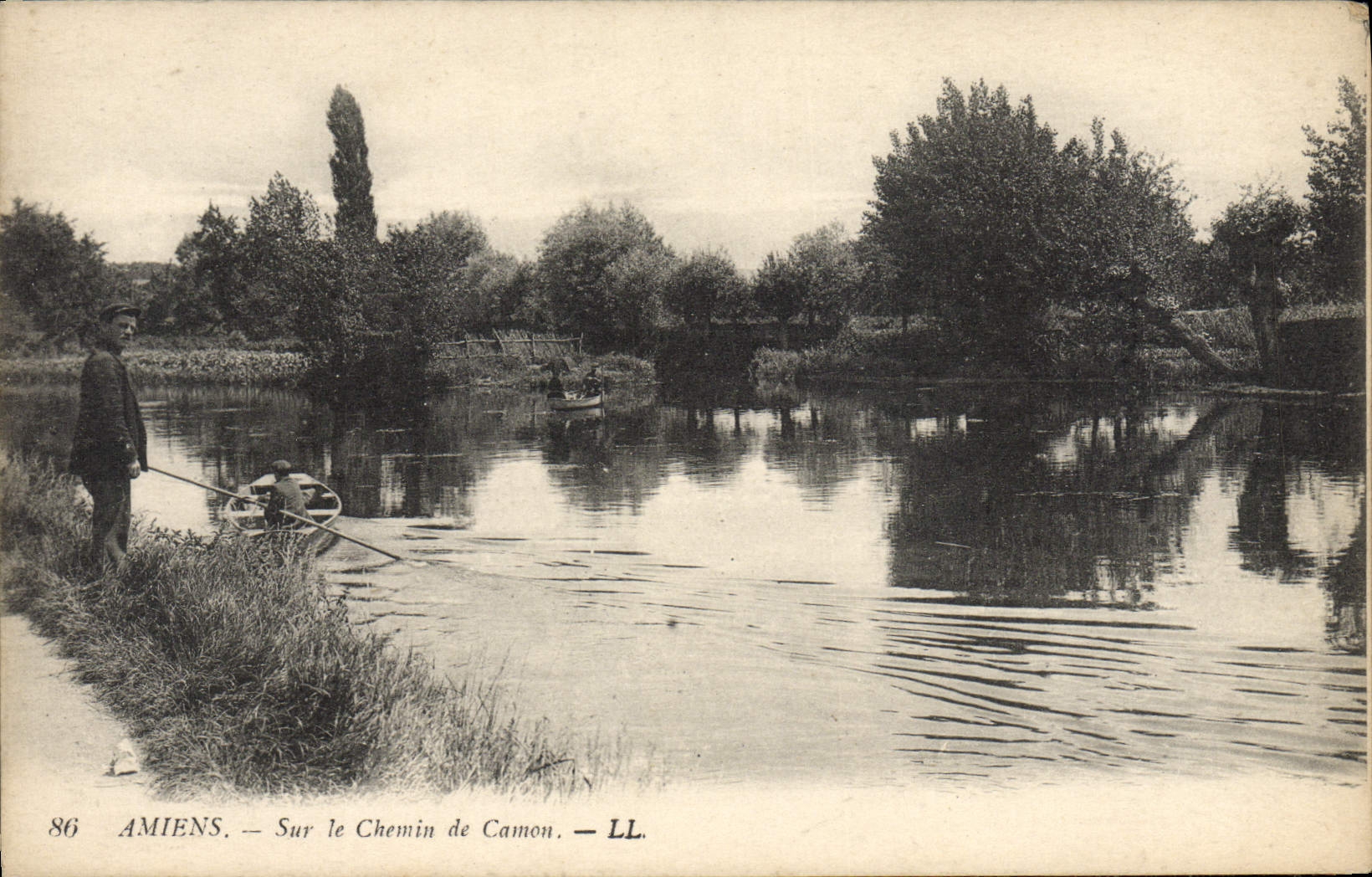 CPA Amiens Sur le Chemin de Camon