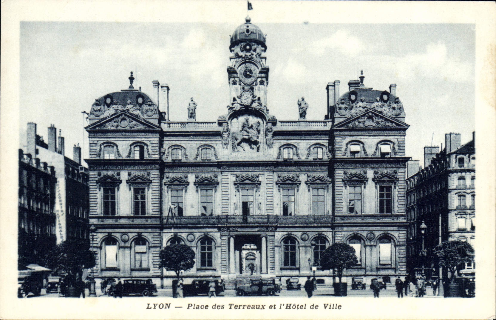 CPA Lyon Place des Terreaux et L'Hotel de Ville
