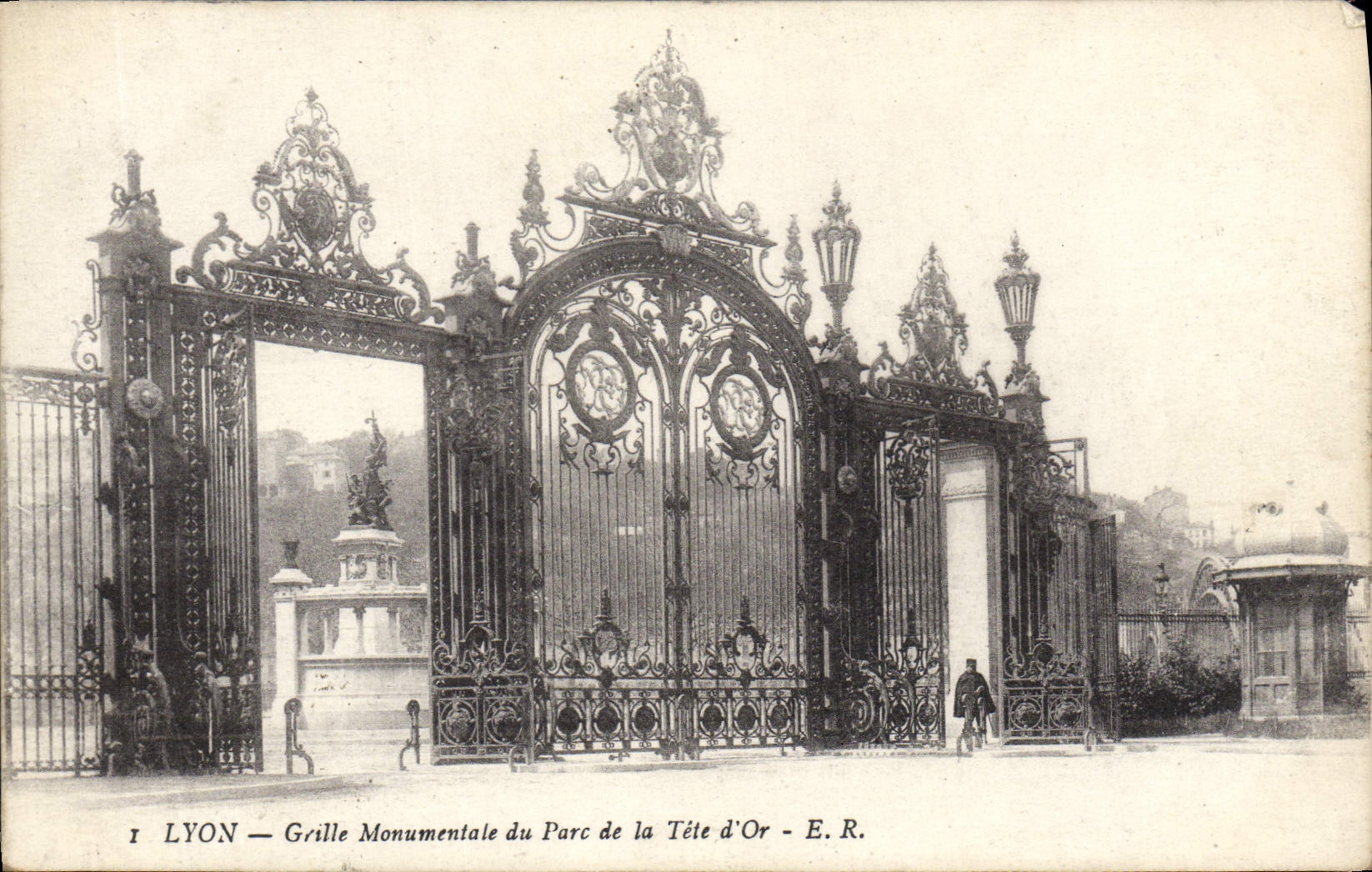 CPA Lyon Grille Monumentale du Parc de la Tete d'Or
