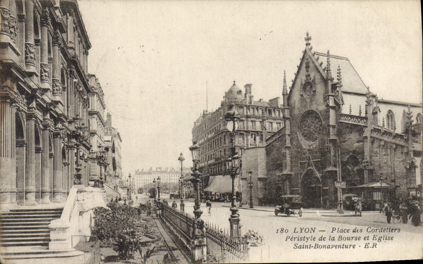 CPA Lyon Place des Cordeliers Peristyle de la Bourse et Eglise Saint Bonaventure 