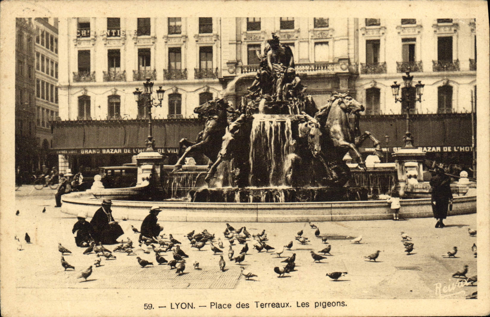 CPA Lyon Place Des Terreaux Les Plgeons