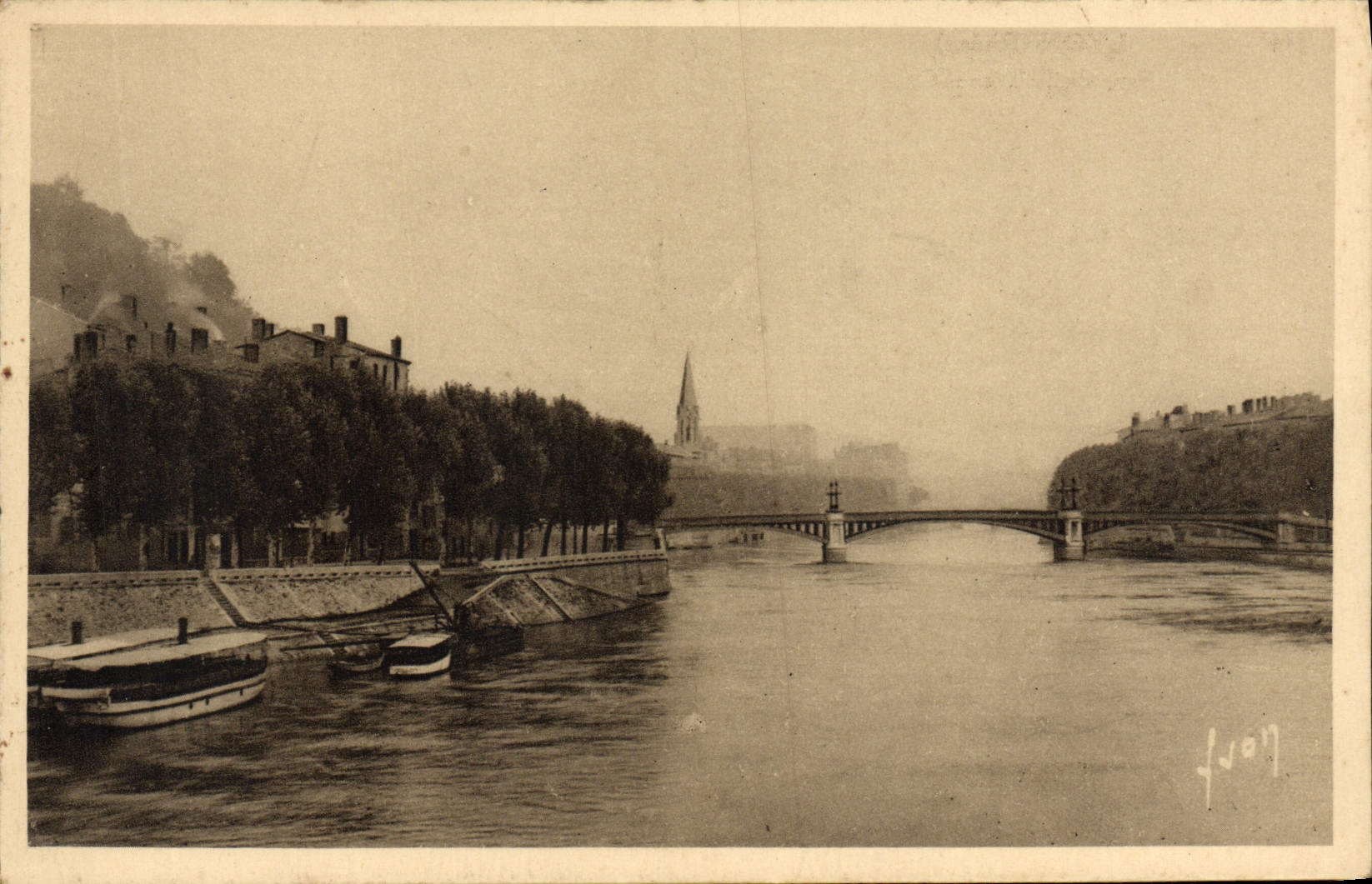 POSTAL Lyon de la VENDIMIA vista en el Saone