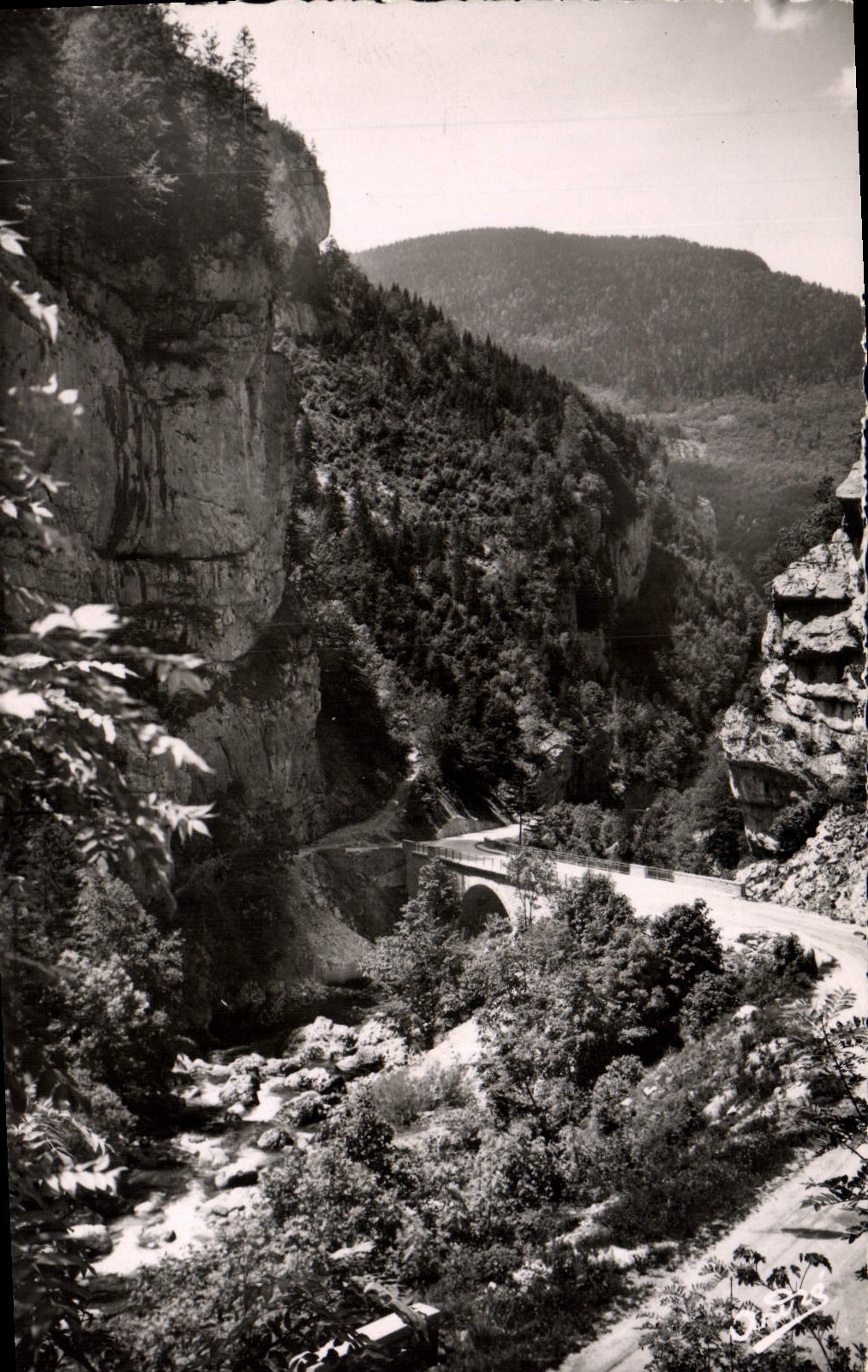 CPM Route de Villard de Lans a Pont en Royans Les gorges de la Bourne 