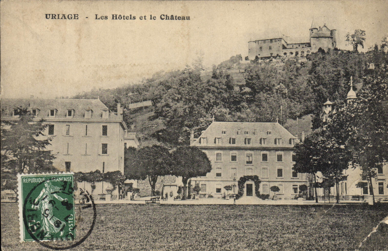 CPA Uriage Les Hotels et le Chateau