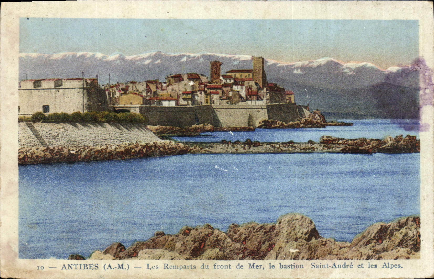 CPA Antibes Les Remparts du front de mer Le bastion Saint Andre et les Alpes