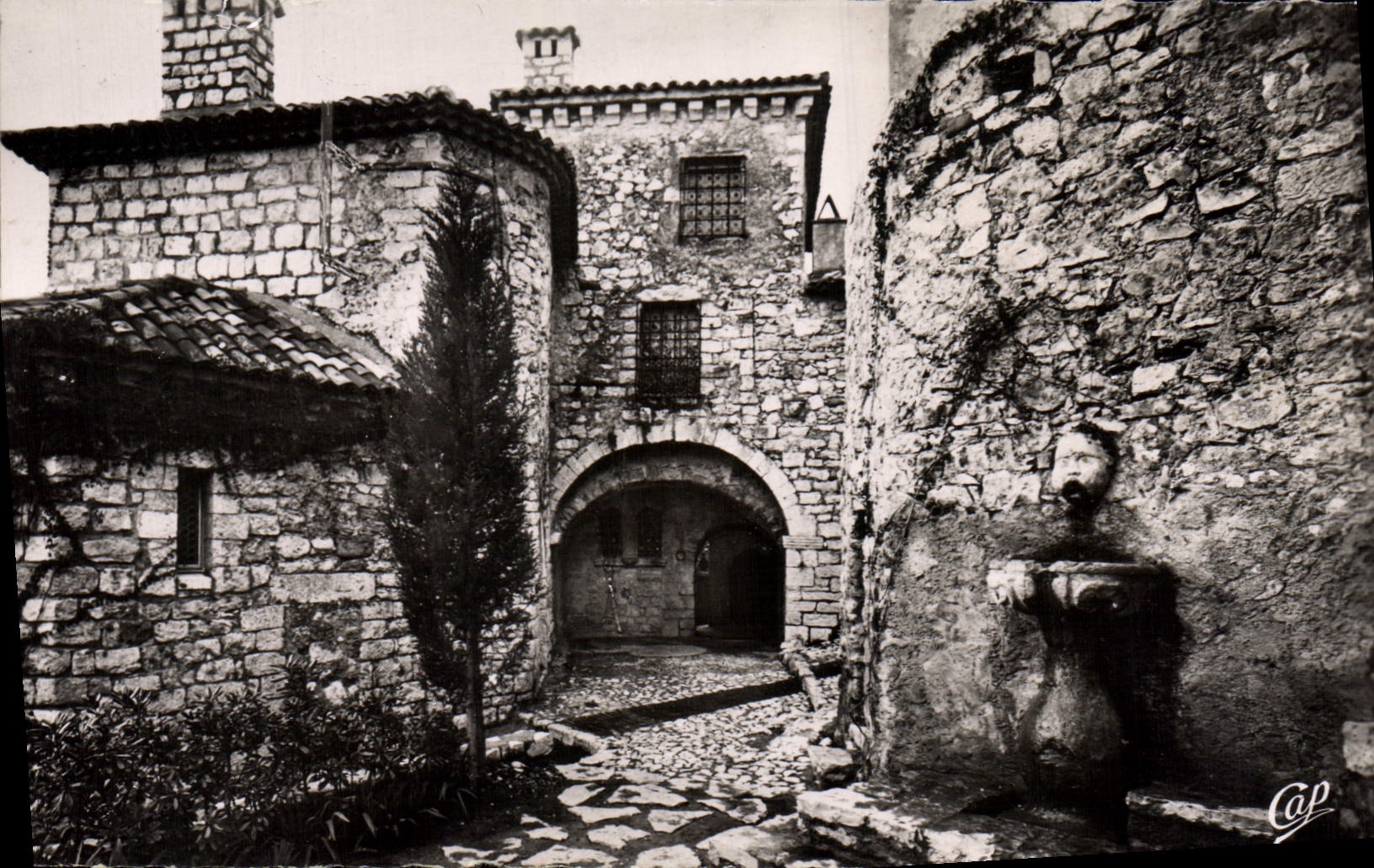 CPM Eze La fontaine et le chateau Barlow