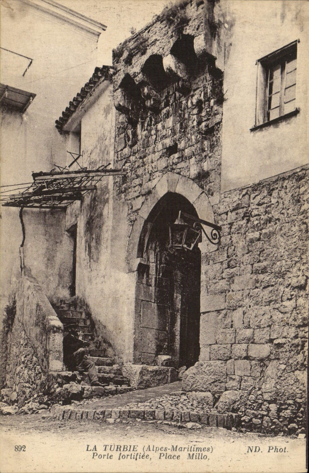 Lugar de Millo del fortifiee de la puerta de la POSTAL de la VENDIMIA La Turbie
