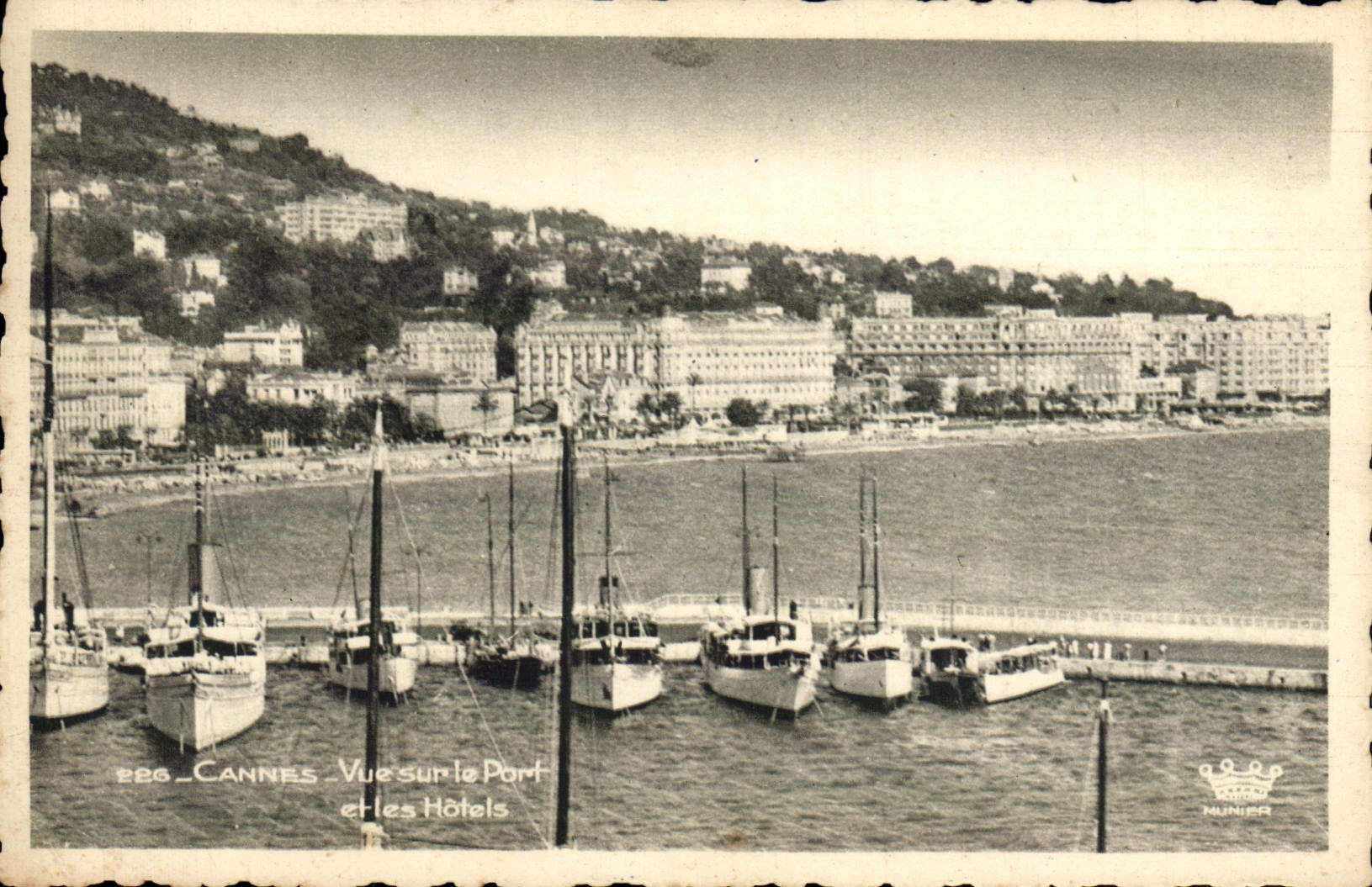 CPA Cannes Vue Sur le Port et les Hotels Bateaux