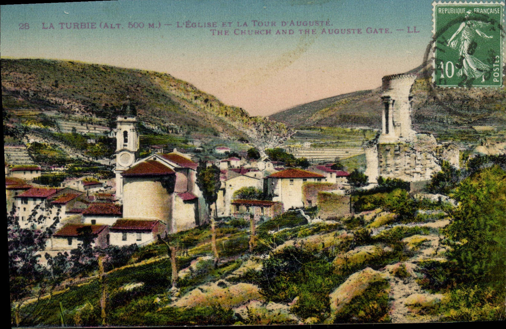 CPA La Turbie L'eglise et la tour d'Auguste