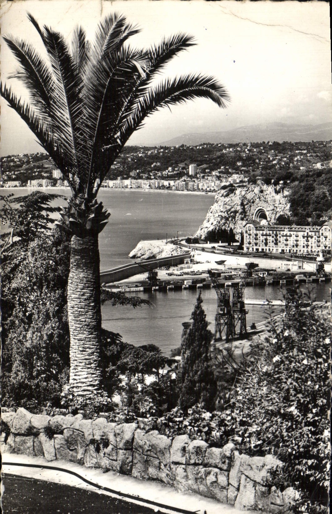 POSTAL MODERNA Niza el puerto la colina del castillo y la bahía de los ángeles