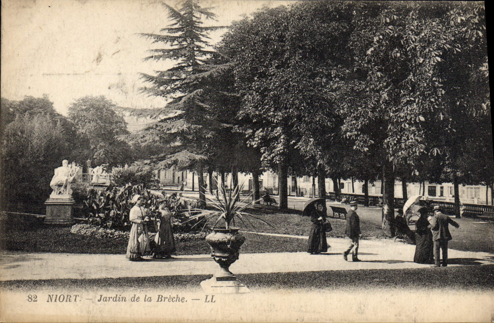 VINTAGE POSTCARD Niort Garden of the Breach