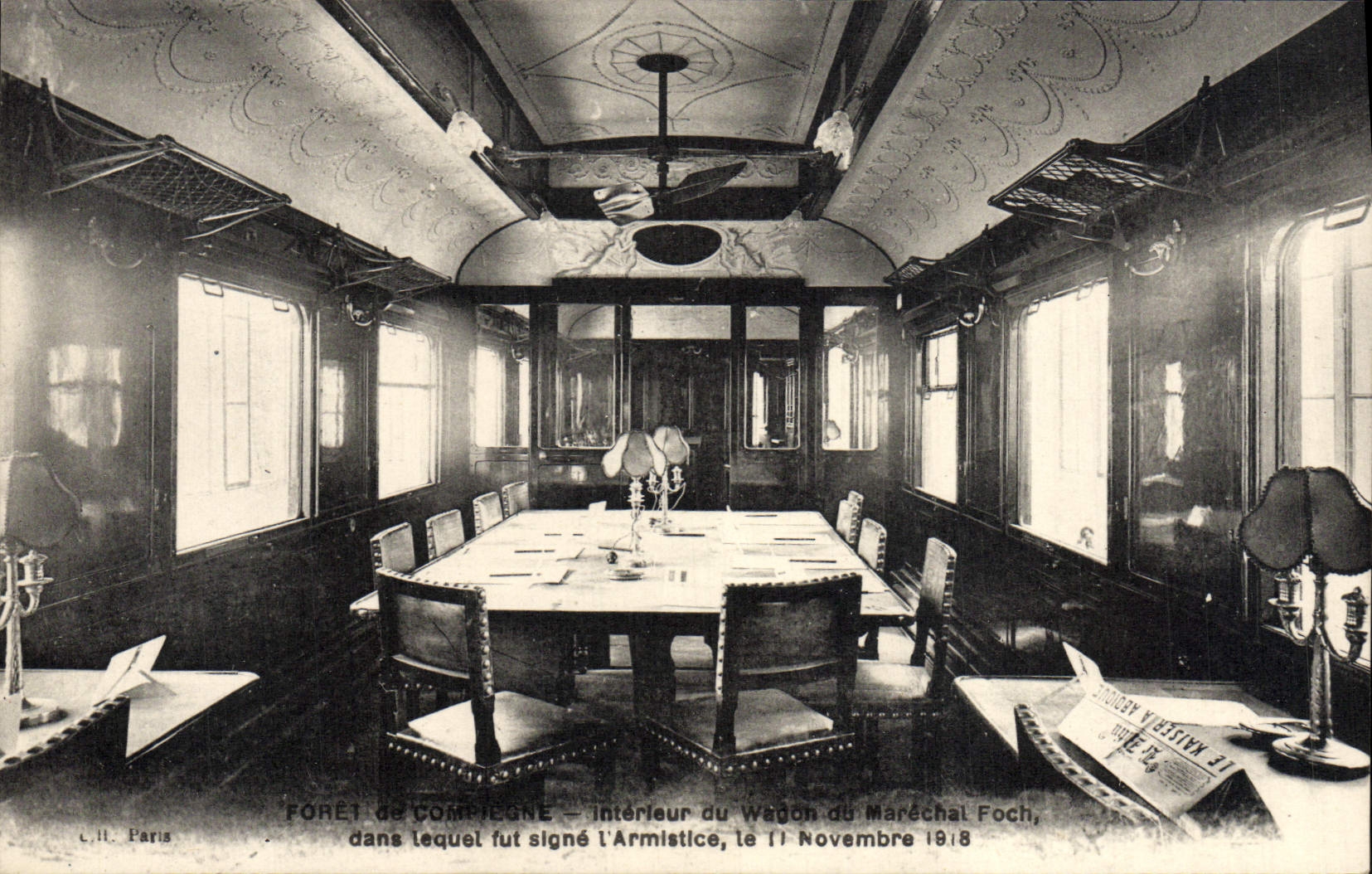 CPA Foret de Compiegne Interieur du wagon du Marechal Foch Militaria