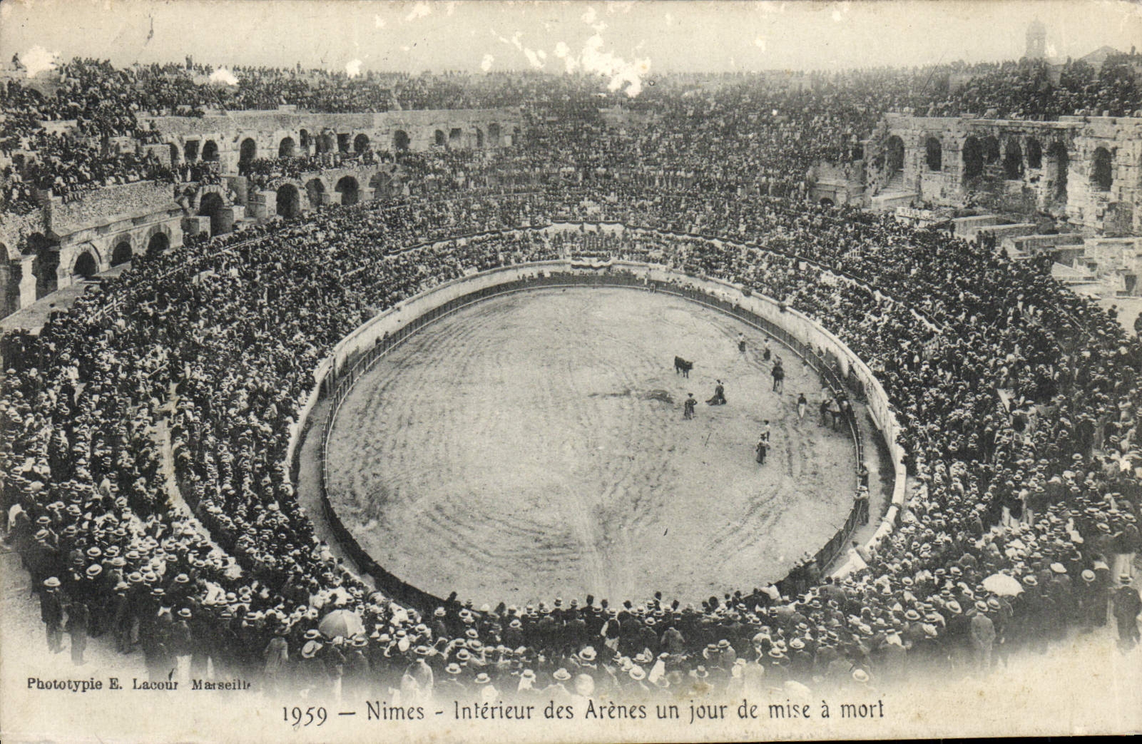 CPA Nimes Interieur des Arenes un jour de mise a mort Corrida Taureau 