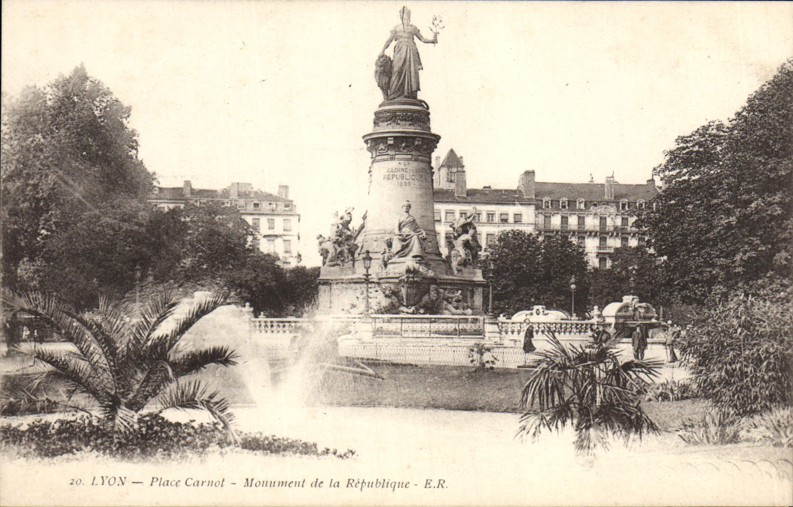 CPA Lyon Place Carnot Monument de la Republique