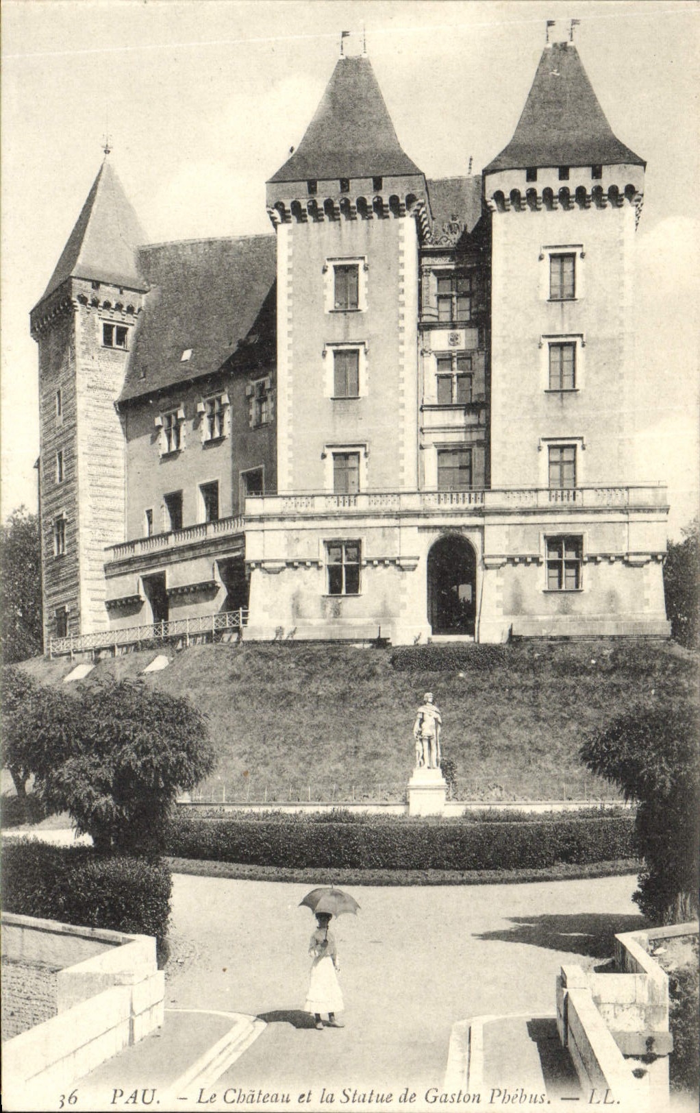 CPA Pau Le Chateau et la Statue de Gaston Phebus