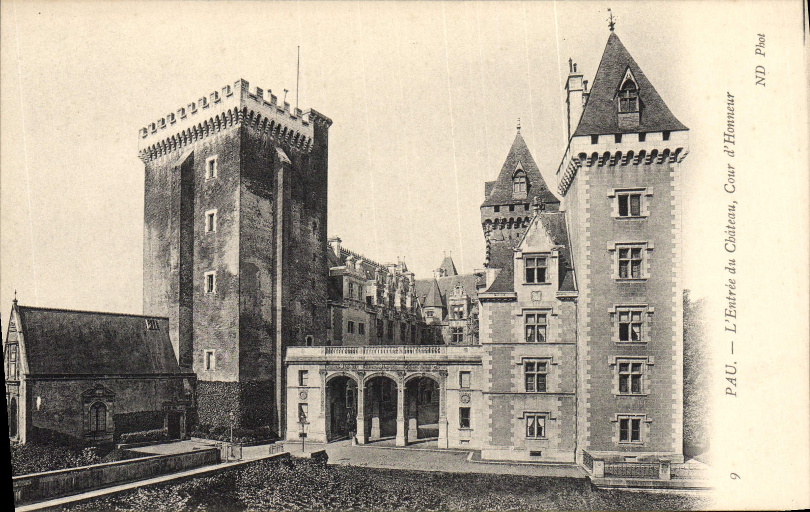 CPA Pau L'Entree du Chateau Cour d'Honneur