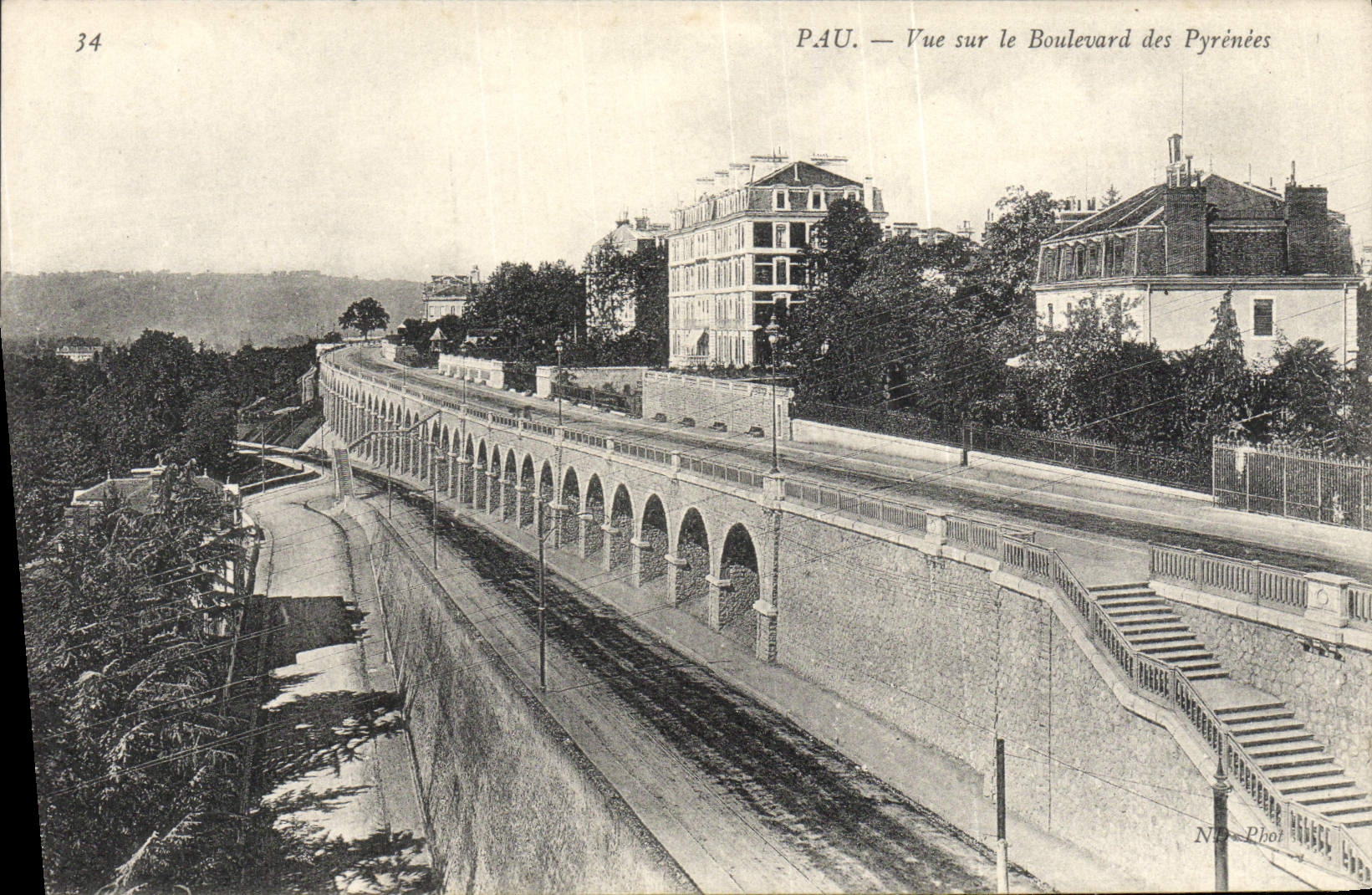 CPA Pau Vue sur le Boulevard des Pyrenees