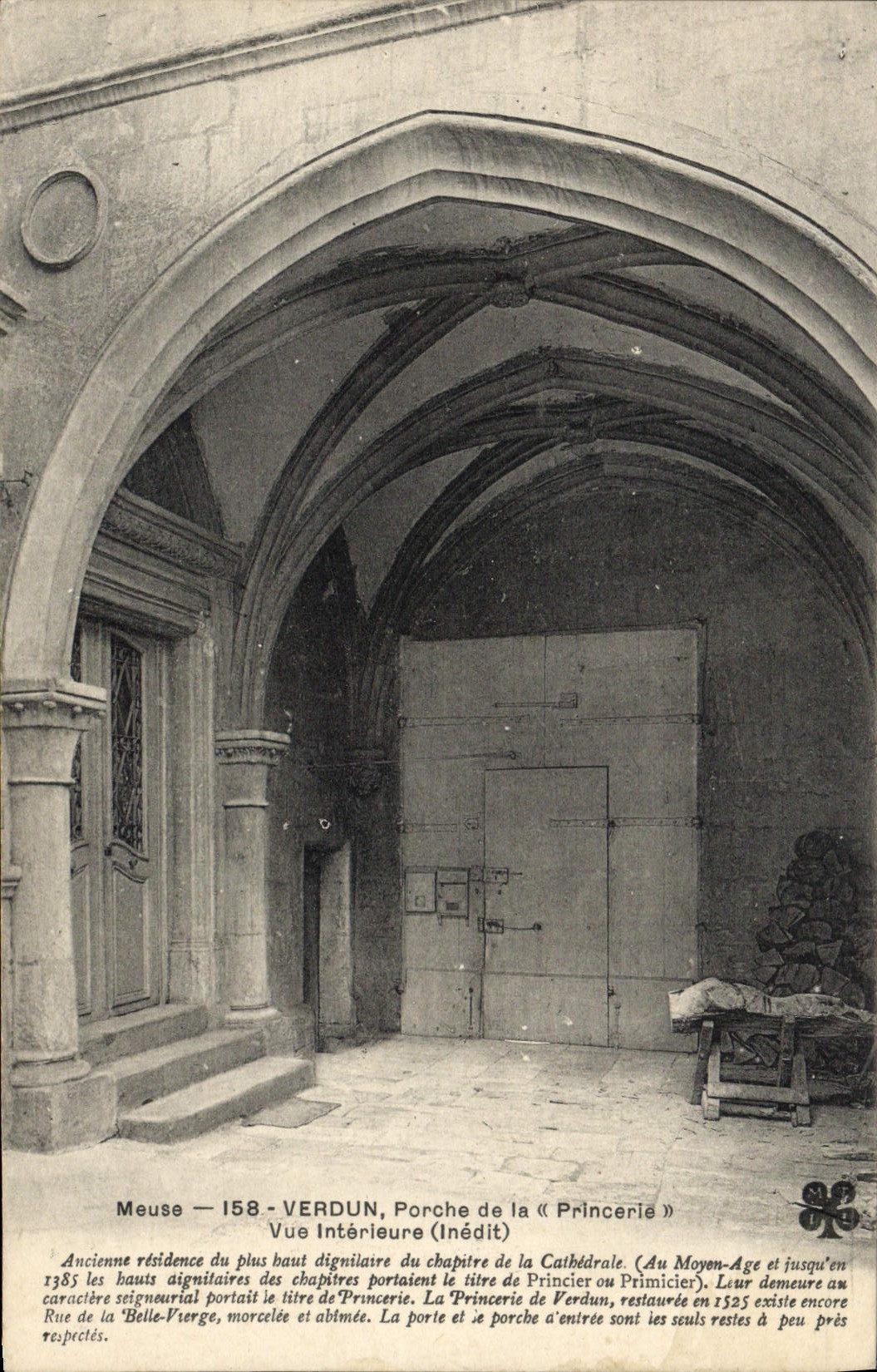 Pórtico de Verdún de la POSTAL de la VENDIMIA del interior visto Princerie