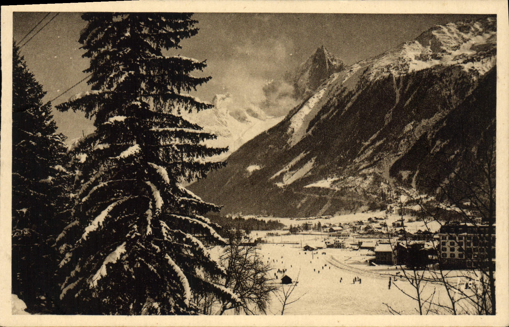 CPA Chamonix Mont Blanc La Vallee de l'Arve et le Massif de l'aiguille du Dru en hiver