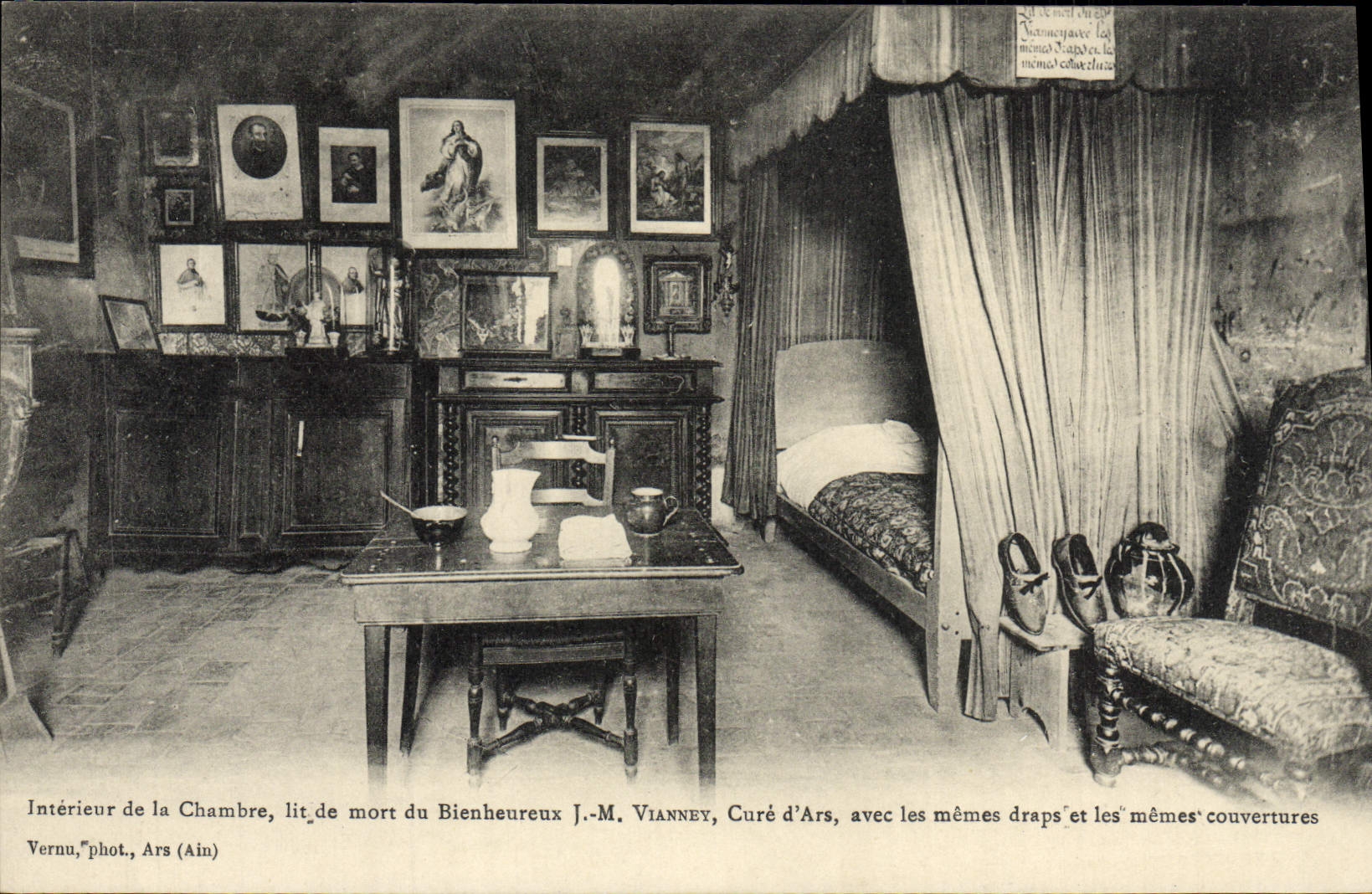 VINTAGE POSTCARD Interieur of the Room reads of dead Happy Ars