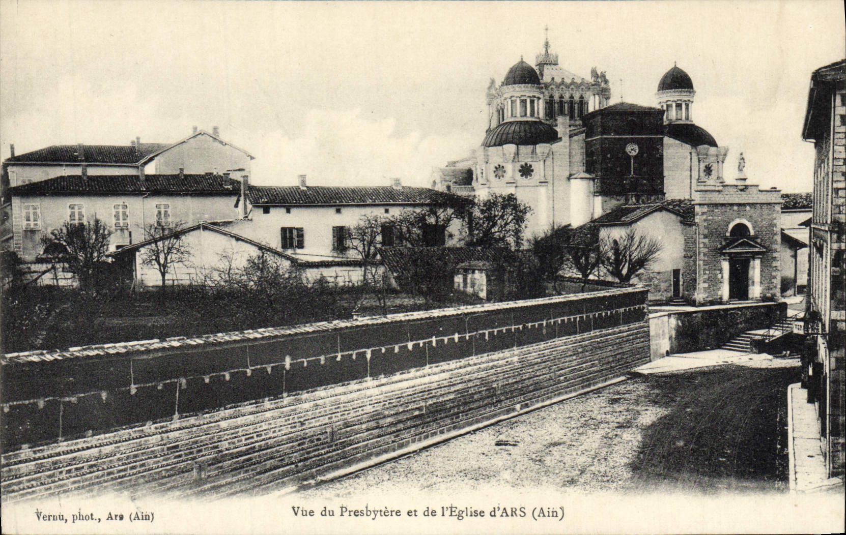 CPA Vue du Presbytere et de l'Eglise D'Ars