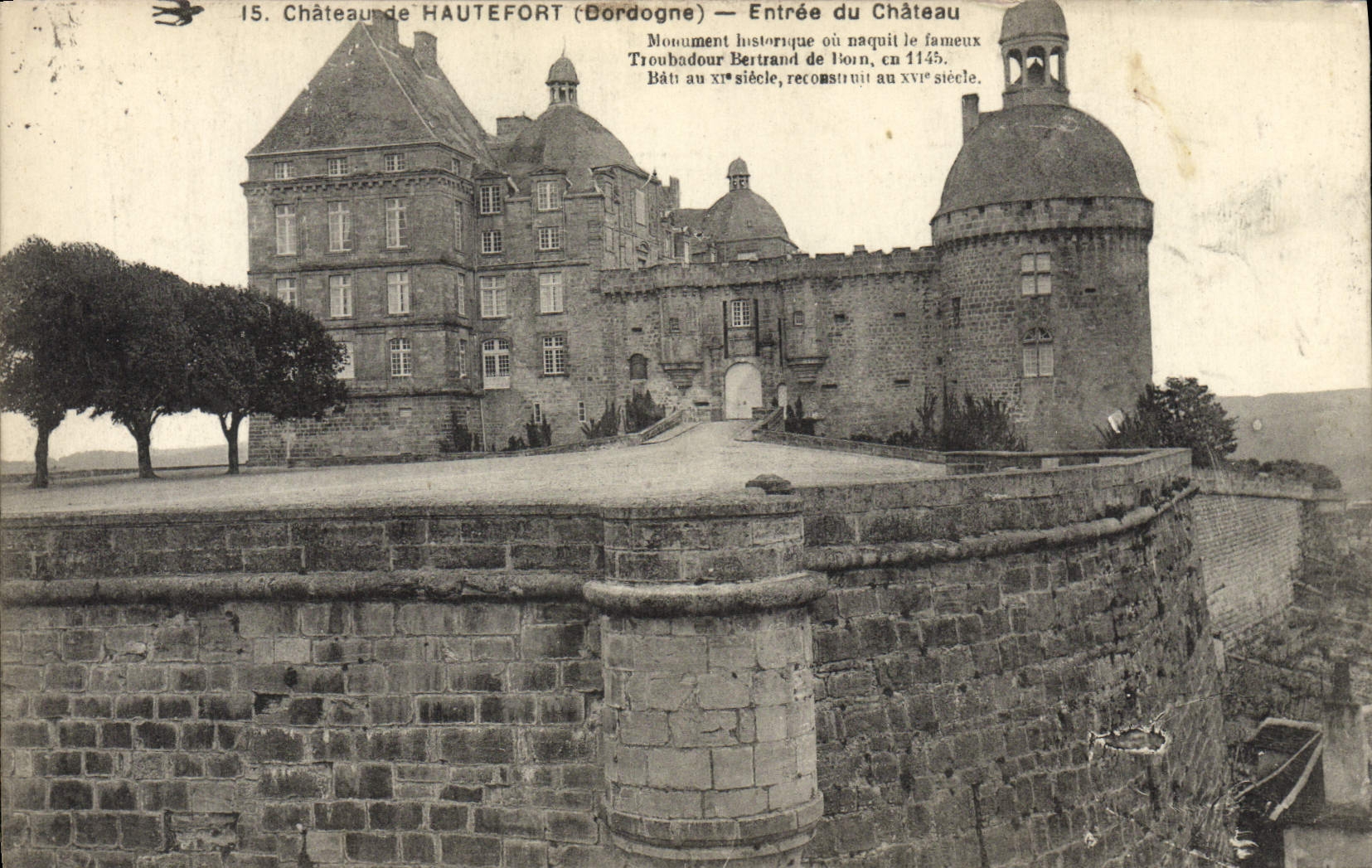 CPA Hautefort Entree du Chateau