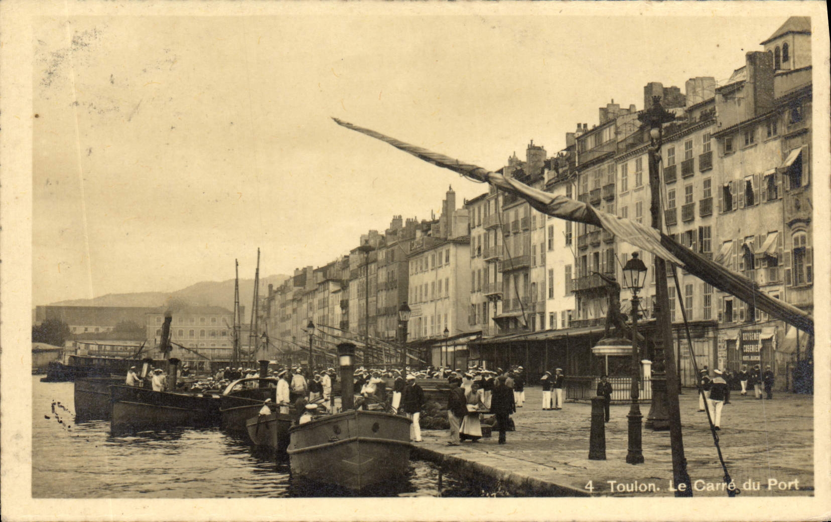 CPA Toulon Le Carre du Port Bateaux