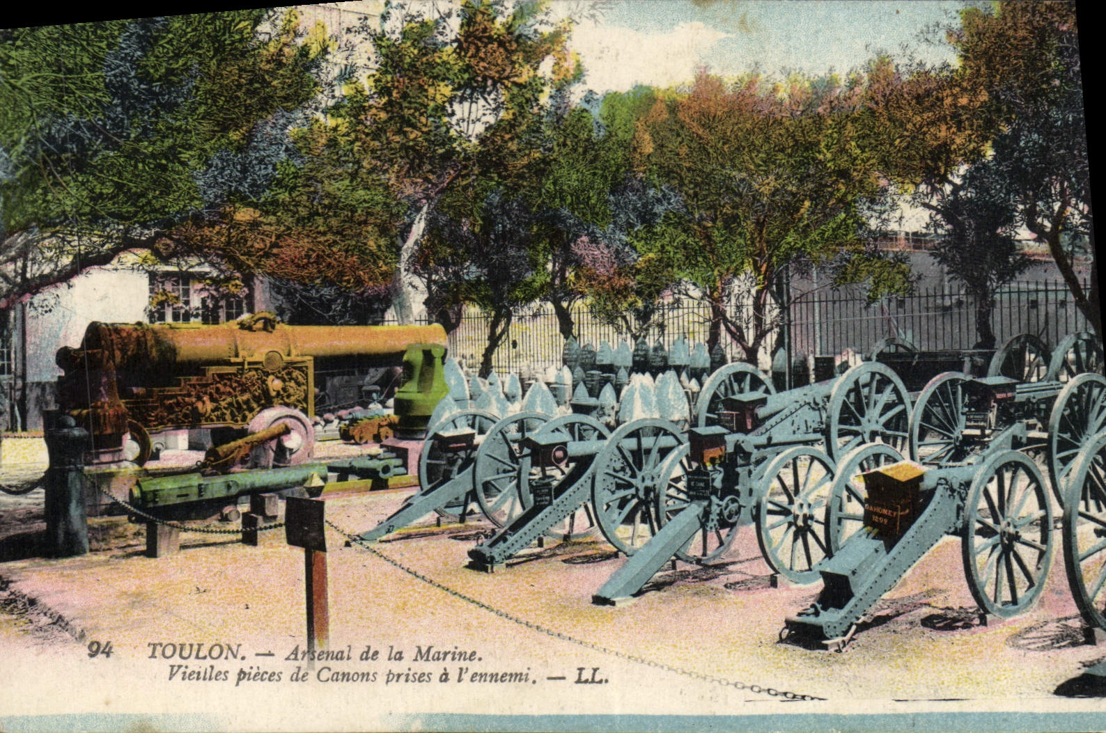 CPA Toulon Arsenal de la Marine Vieilles Pieces de canons prises a l'ennemi