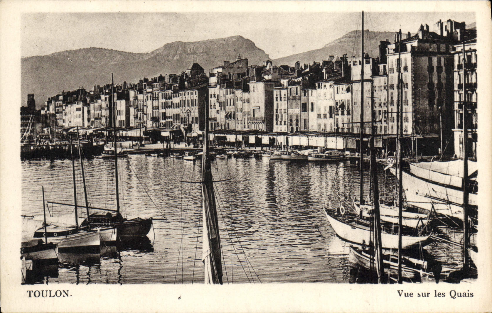CPA Toulon Vue sur les Quais Bateaux