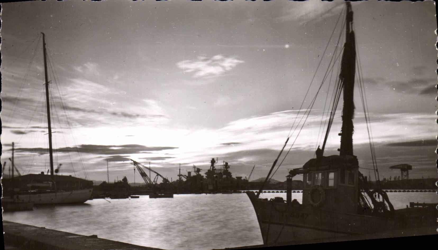 CPM Toulon le Port Crepuscule Bateau